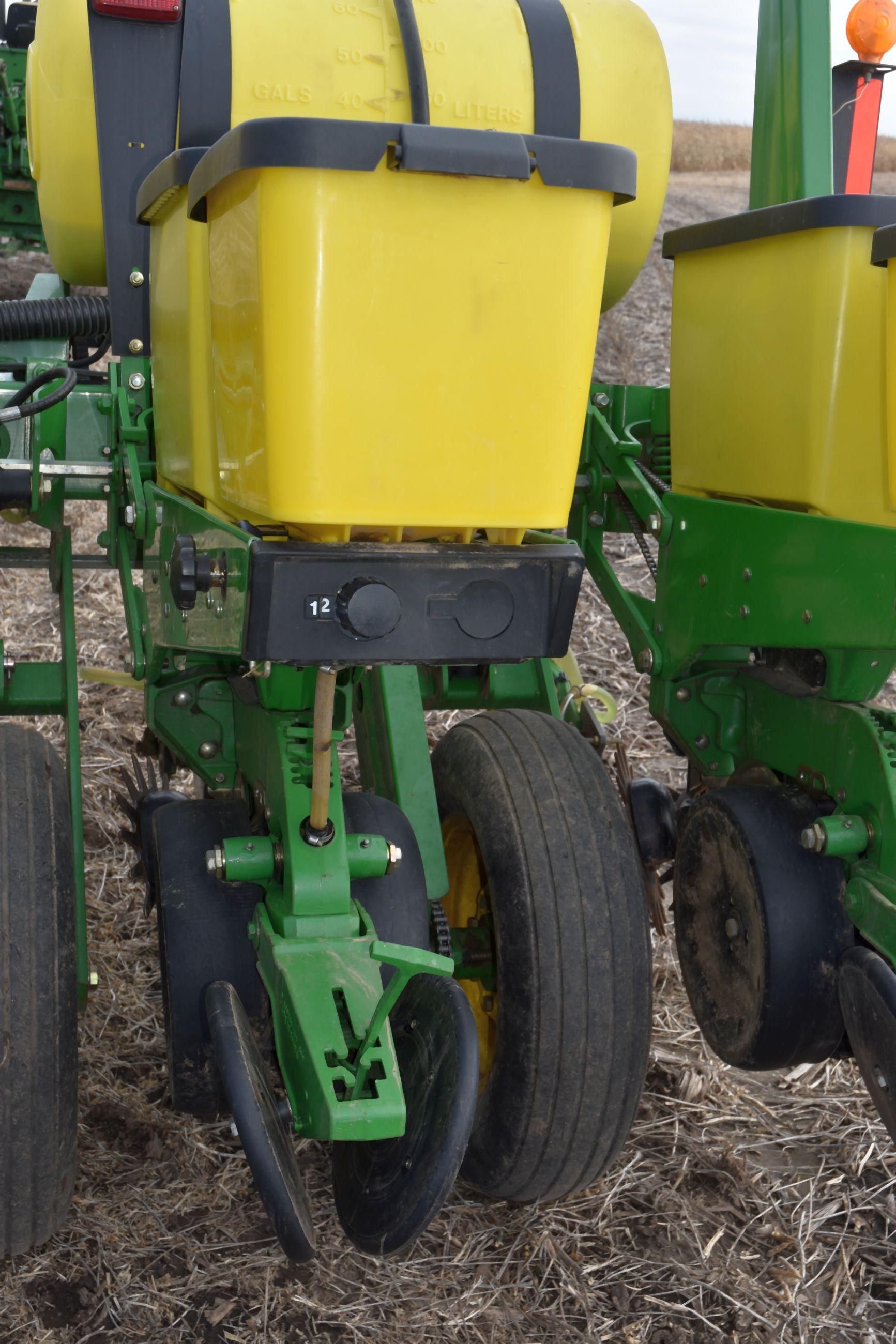 John Deere 1750 Max Emerge XP Planter 6Row30”, Liquid Fertilizer, (3) 70 Gallon Poly Fertilizer Tank