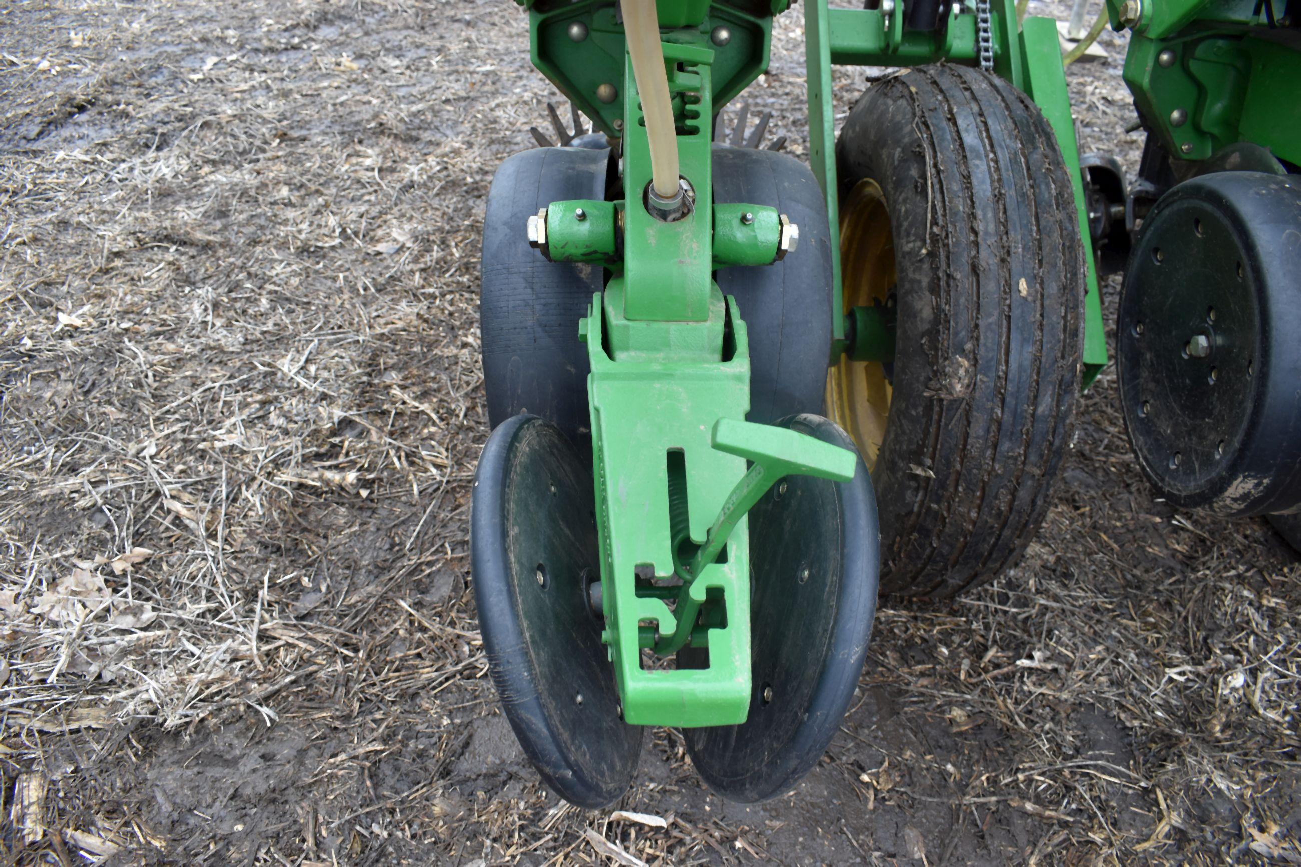 John Deere 1750 Max Emerge XP Planter 6Row30”, Liquid Fertilizer, (3) 70 Gallon Poly Fertilizer Tank