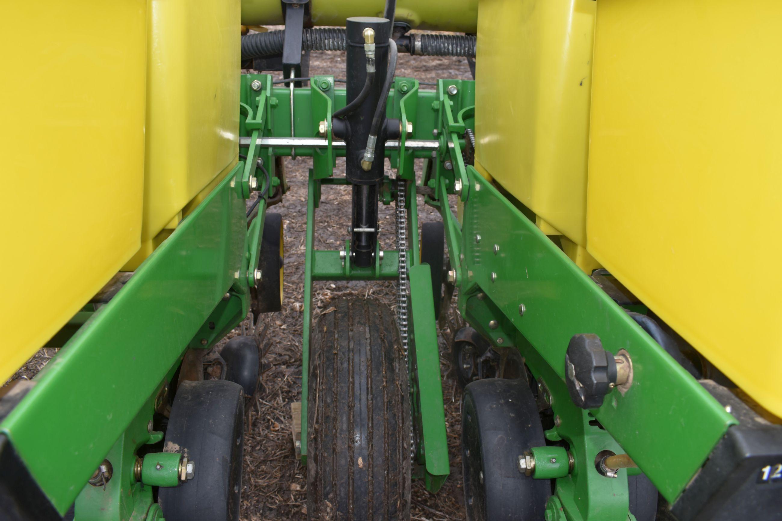 John Deere 1750 Max Emerge XP Planter 6Row30”, Liquid Fertilizer, (3) 70 Gallon Poly Fertilizer Tank