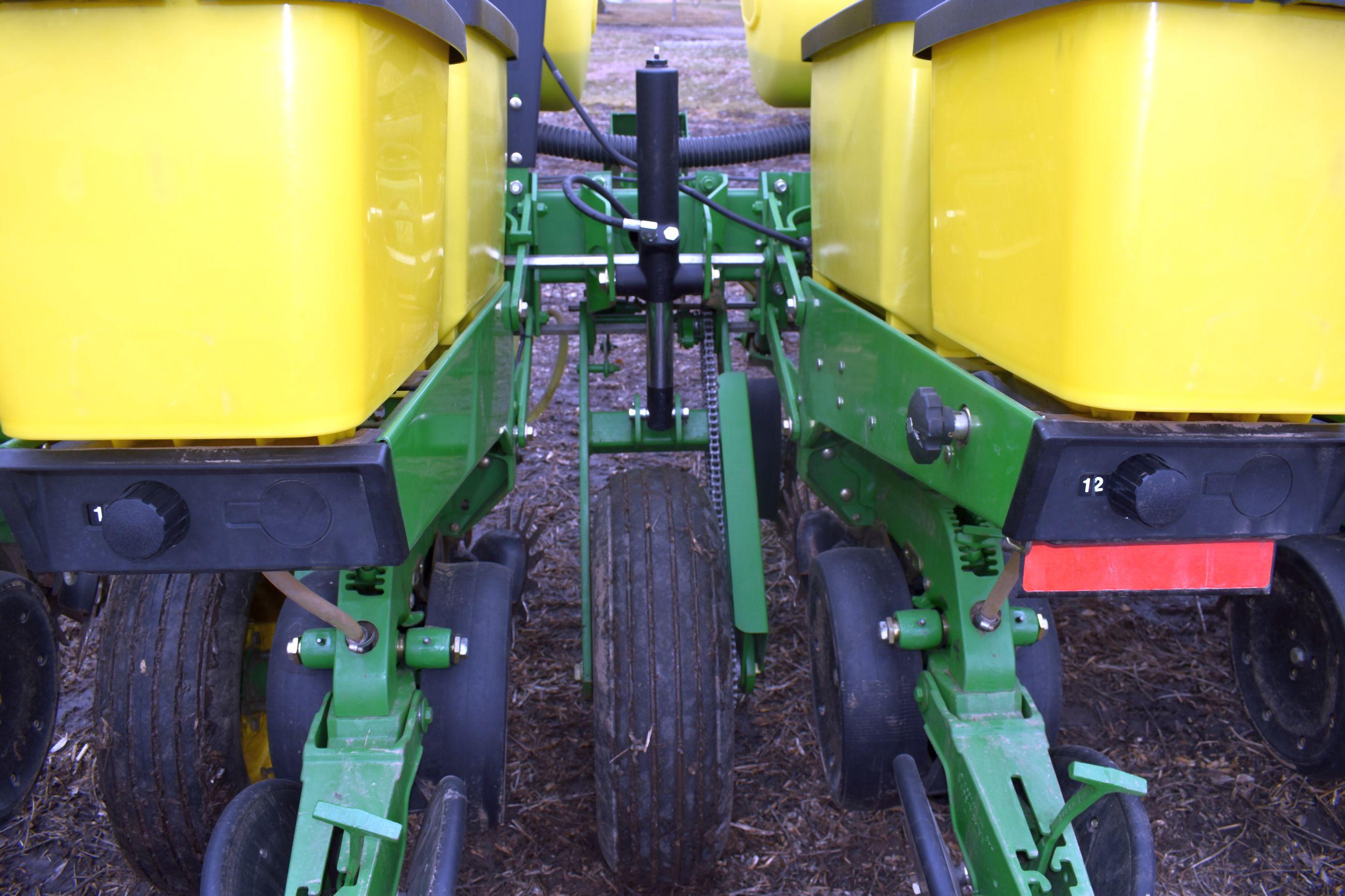 John Deere 1750 Max Emerge XP Planter 6Row30”, Liquid Fertilizer, (3) 70 Gallon Poly Fertilizer Tank