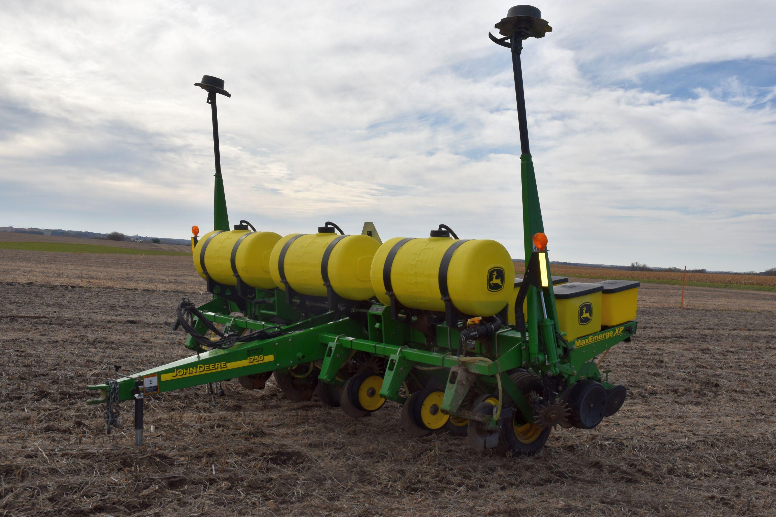 John Deere 1750 Max Emerge XP Planter 6Row30”, Liquid Fertilizer, (3) 70 Gallon Poly Fertilizer Tank