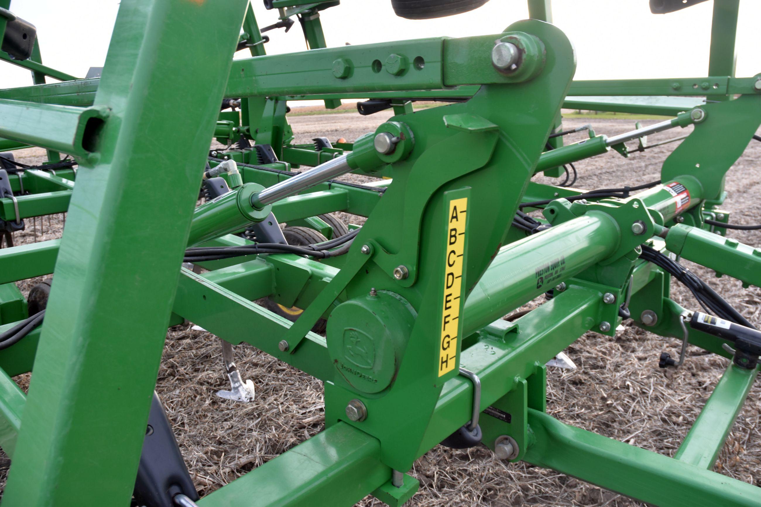 John Deere 2210 Field Cultivator 24.5’ 4 Bar Harrow, Depth Control, Walking Tandems, Lights, 10' Mai