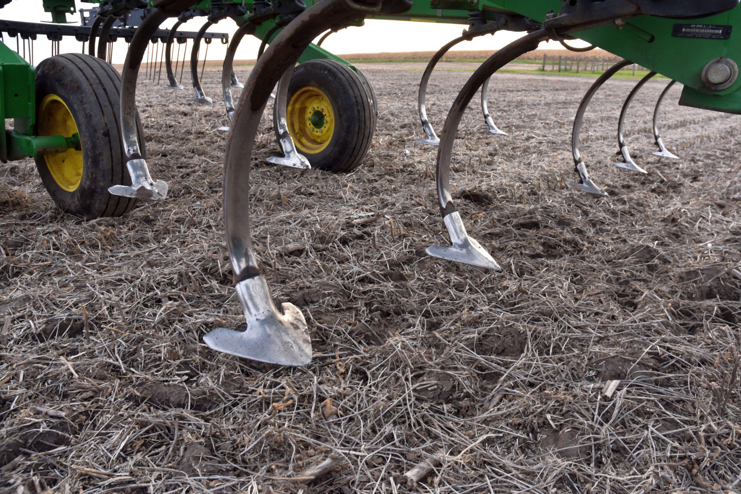 John Deere 2210 Field Cultivator 24.5’ 4 Bar Harrow, Depth Control, Walking Tandems, Lights, 10' Mai