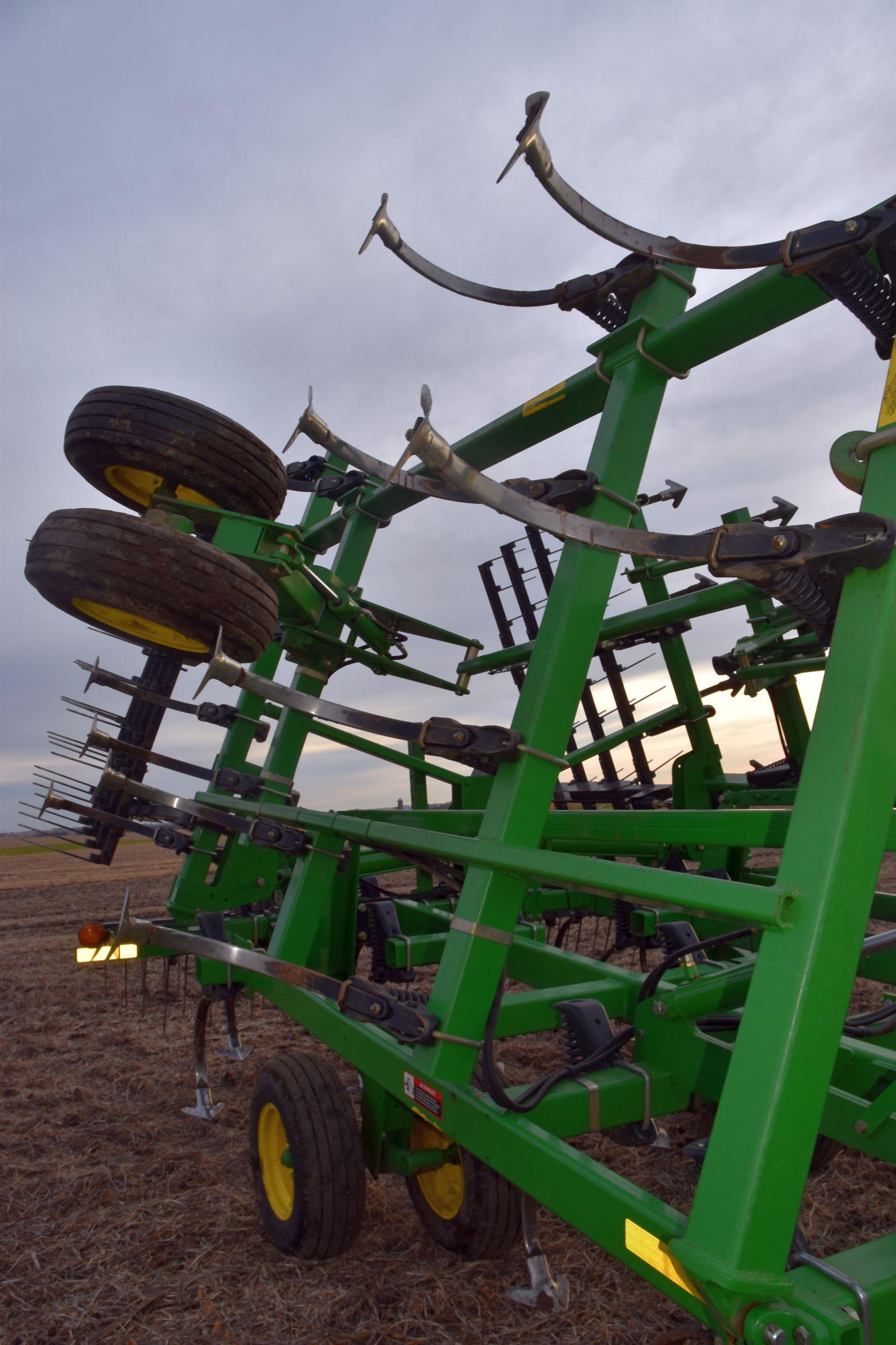 John Deere 2210 Field Cultivator 24.5’ 4 Bar Harrow, Depth Control, Walking Tandems, Lights, 10' Mai