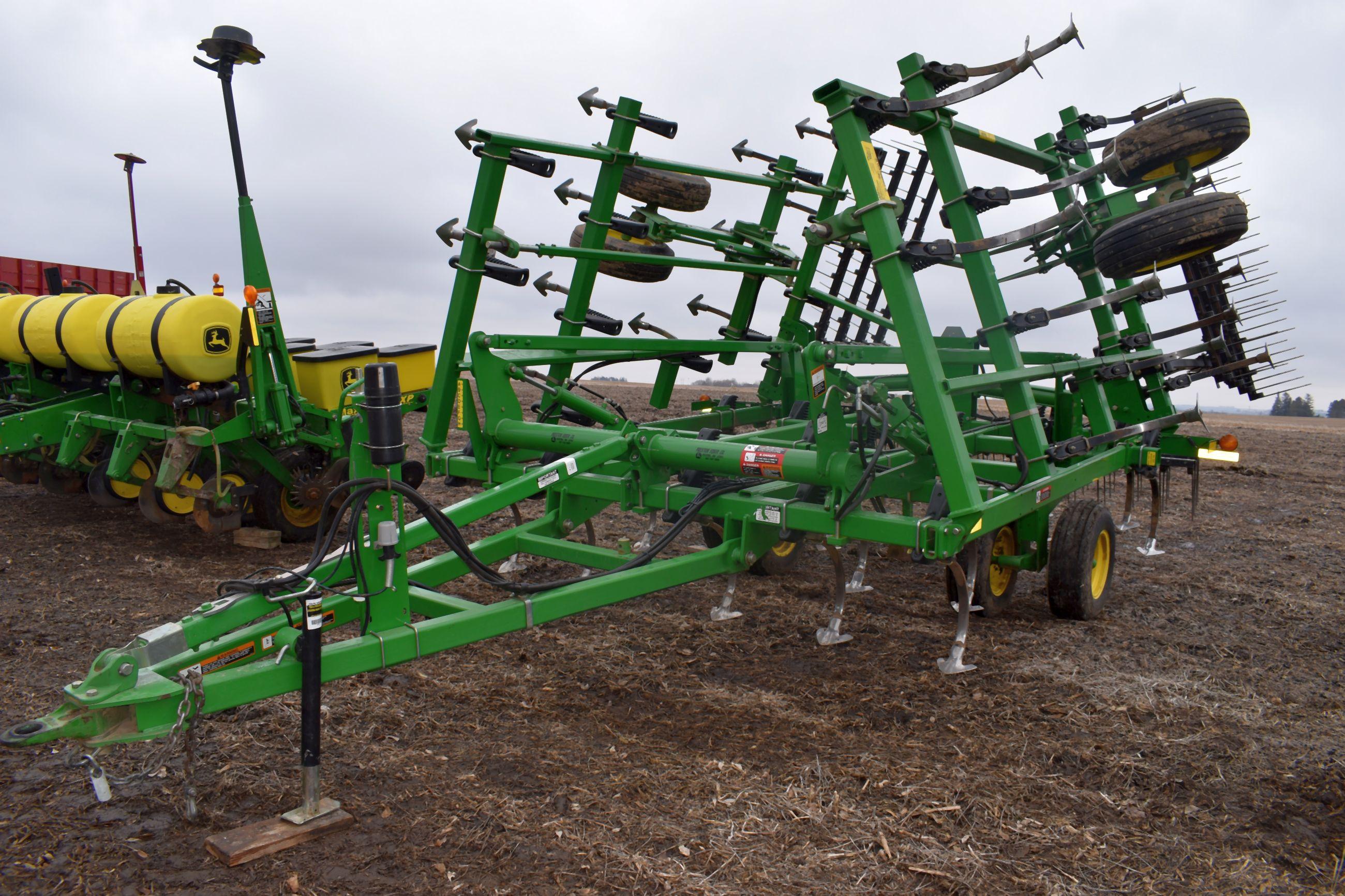 John Deere 2210 Field Cultivator 24.5’ 4 Bar Harrow, Depth Control, Walking Tandems, Lights, 10' Mai