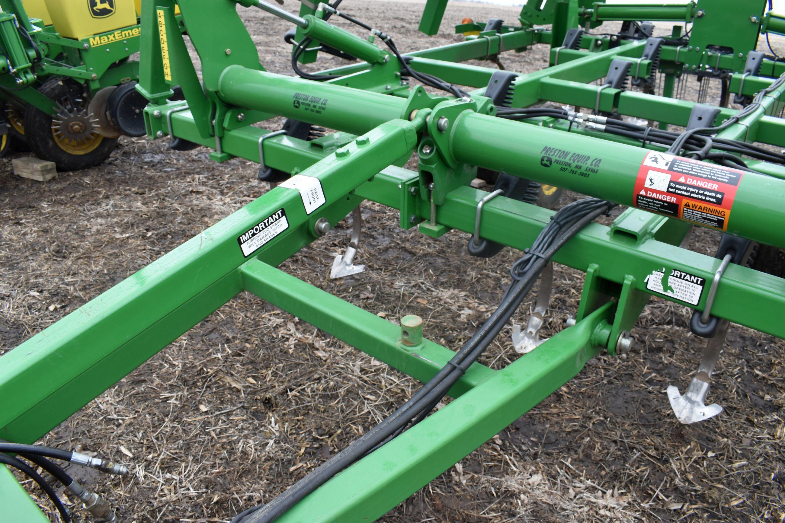 John Deere 2210 Field Cultivator 24.5’ 4 Bar Harrow, Depth Control, Walking Tandems, Lights, 10' Mai