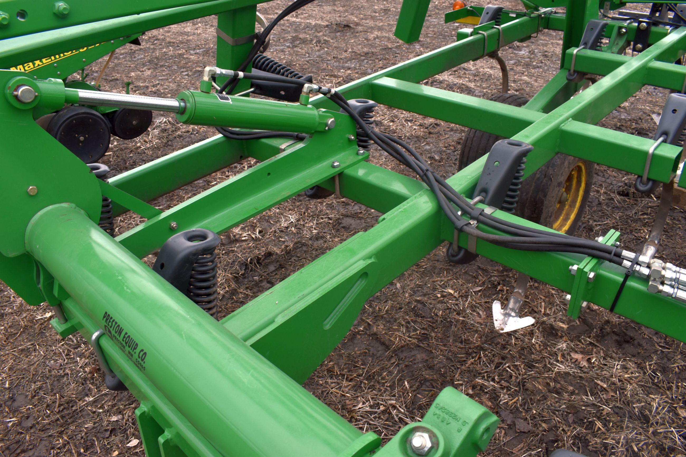 John Deere 2210 Field Cultivator 24.5’ 4 Bar Harrow, Depth Control, Walking Tandems, Lights, 10' Mai