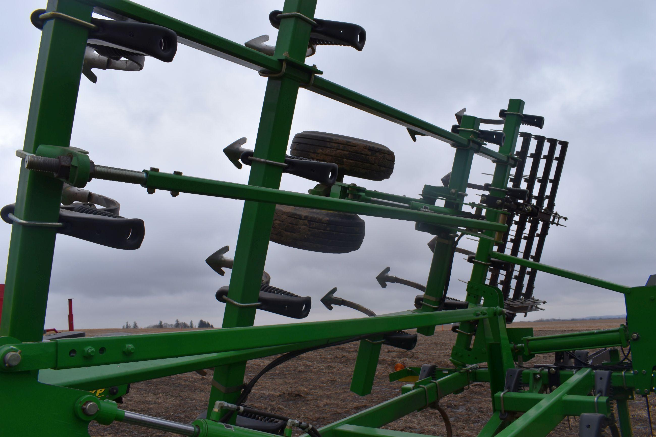 John Deere 2210 Field Cultivator 24.5’ 4 Bar Harrow, Depth Control, Walking Tandems, Lights, 10' Mai