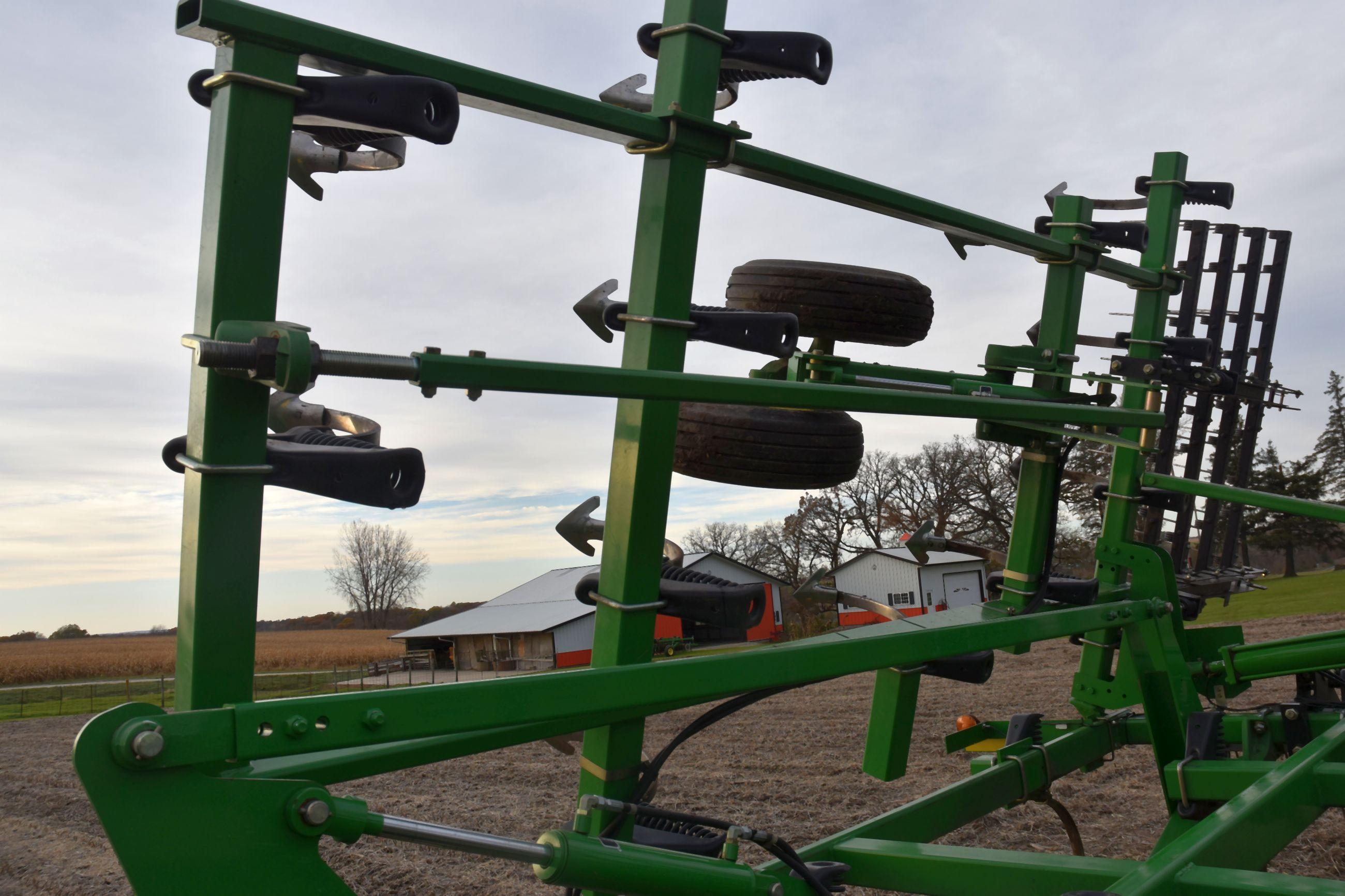 John Deere 2210 Field Cultivator 24.5’ 4 Bar Harrow, Depth Control, Walking Tandems, Lights, 10' Mai