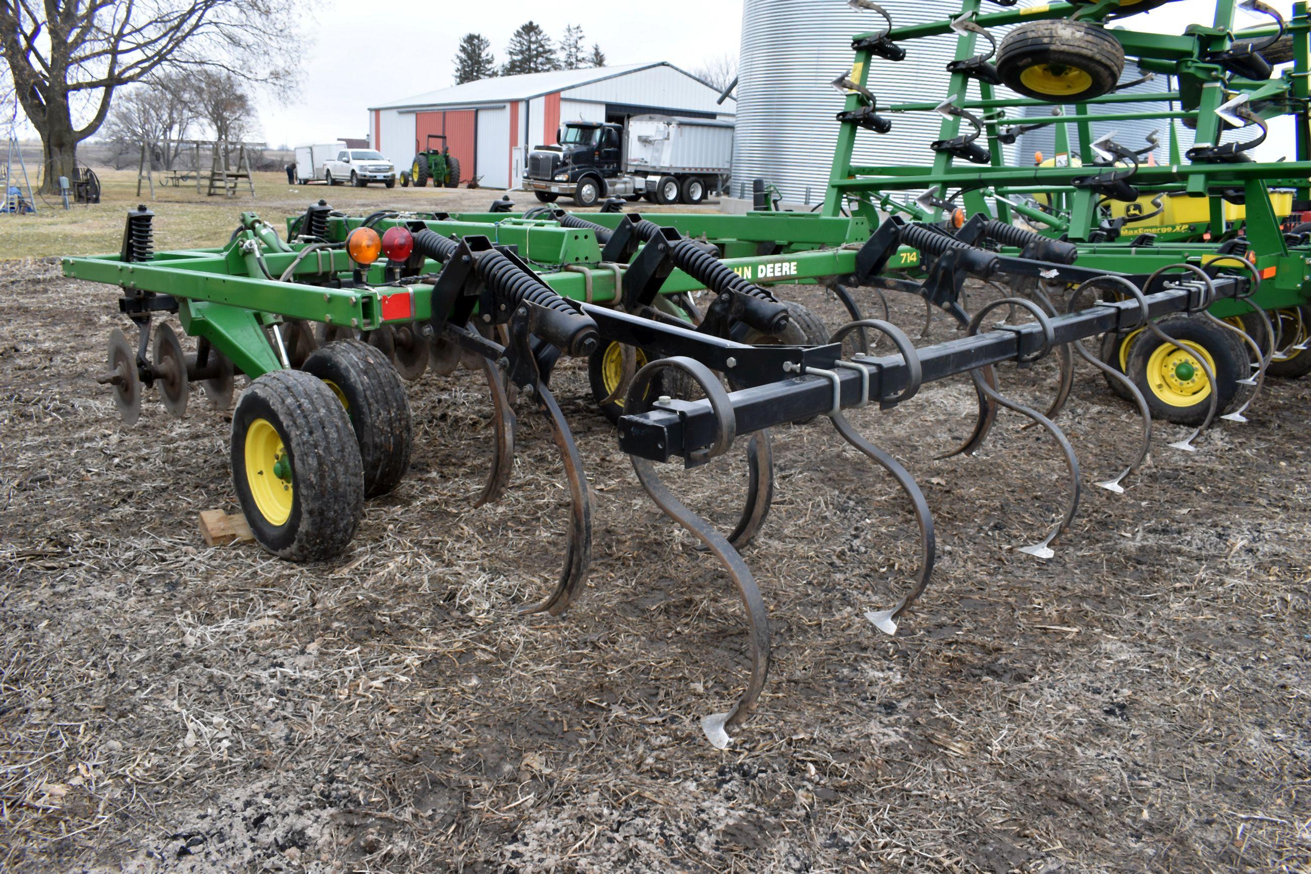 John Deere 714 Disc Chisel, 9 Shank, Hyd Single Disc Front, Rear Levelers, Like New, Good Condition,