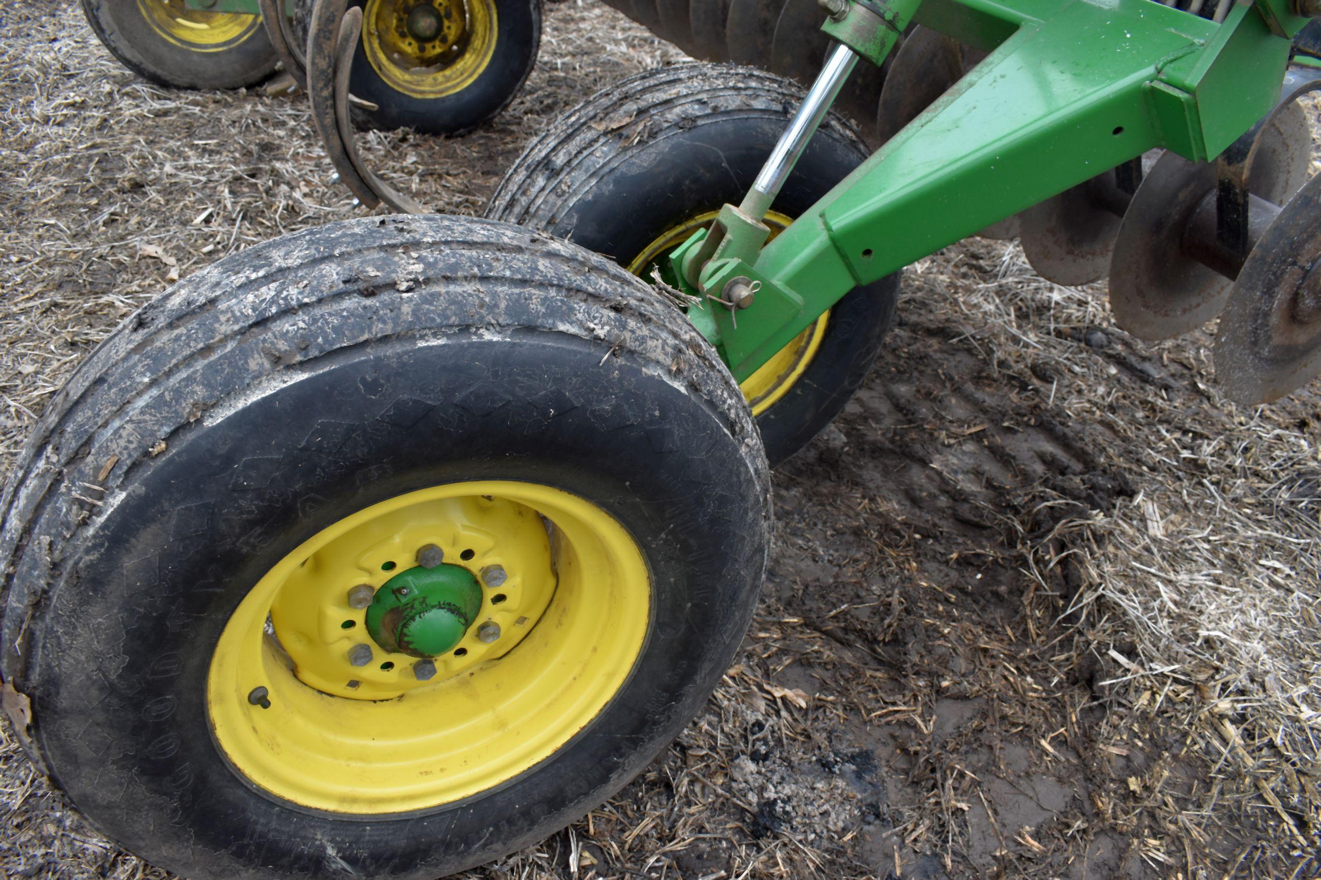 John Deere 714 Disc Chisel, 9 Shank, Hyd Single Disc Front, Rear Levelers, Like New, Good Condition,