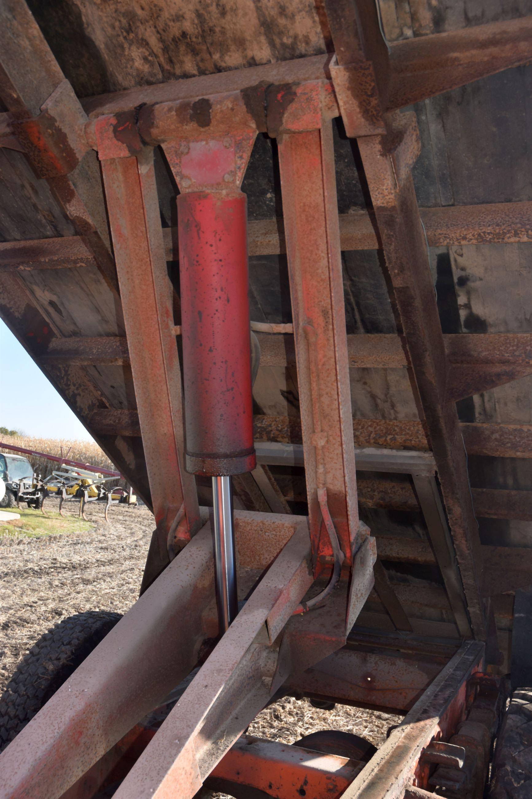 1976 International Loadstar 1700 Grain Truck 404 Gas V8, 5 x 2 Speed, 57,265 Actual Miles, 9.00-20 T