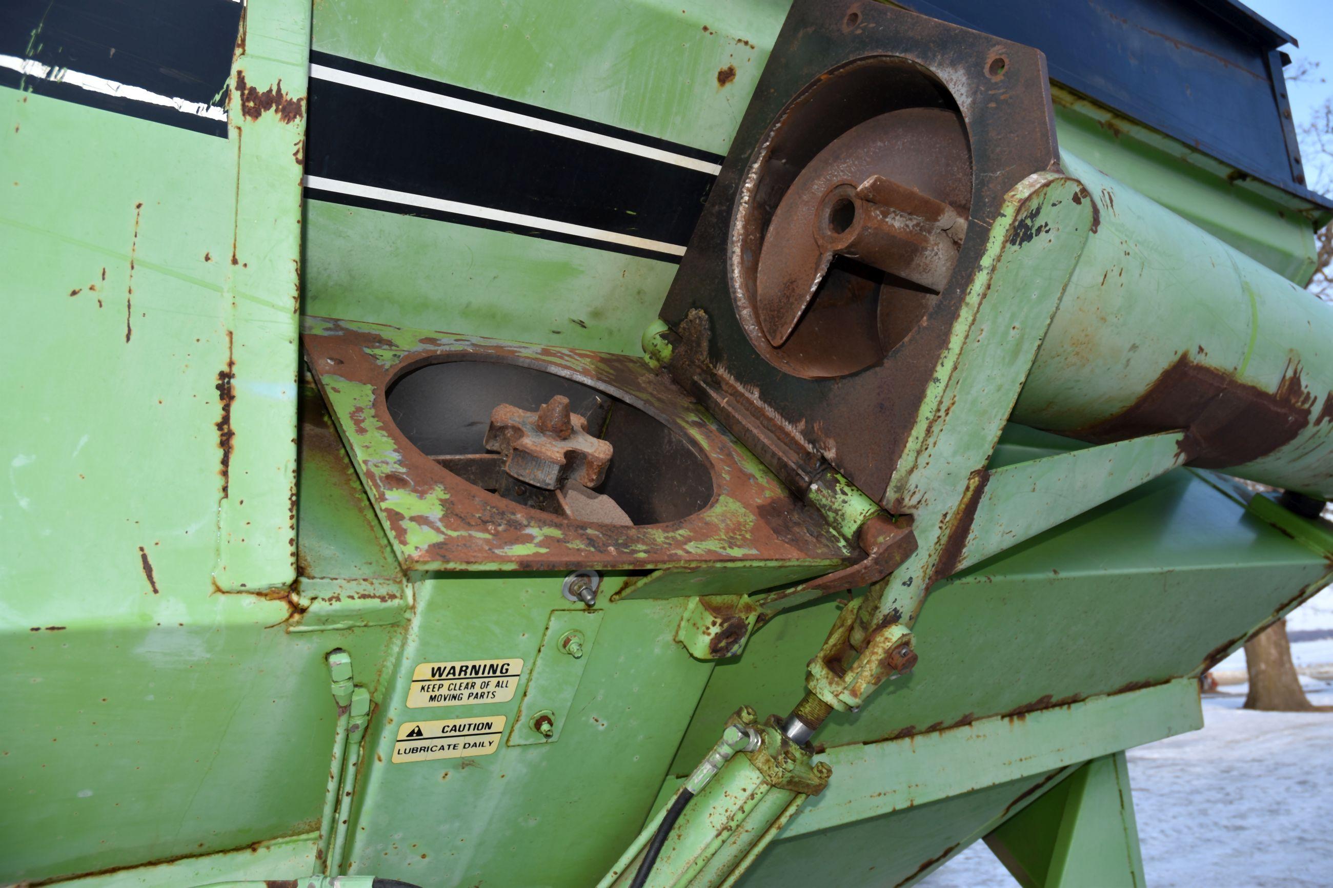 Parker 450 Grain Cart, 1000PTO, 23.1-26 Tires, Center Auger, Unload Auger Brase Has Been Welded