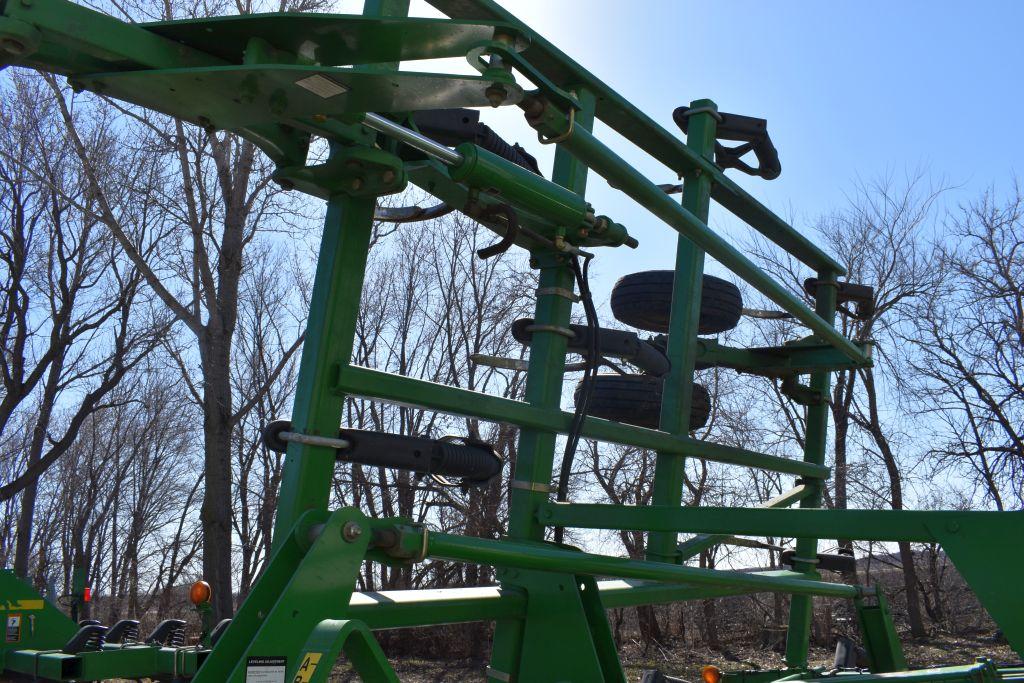 John Deere 2410 Chisel Plow, 33.5’, Big Gauge Wheels, H.D. Shanks, Like New, Walking Tandems, Floati