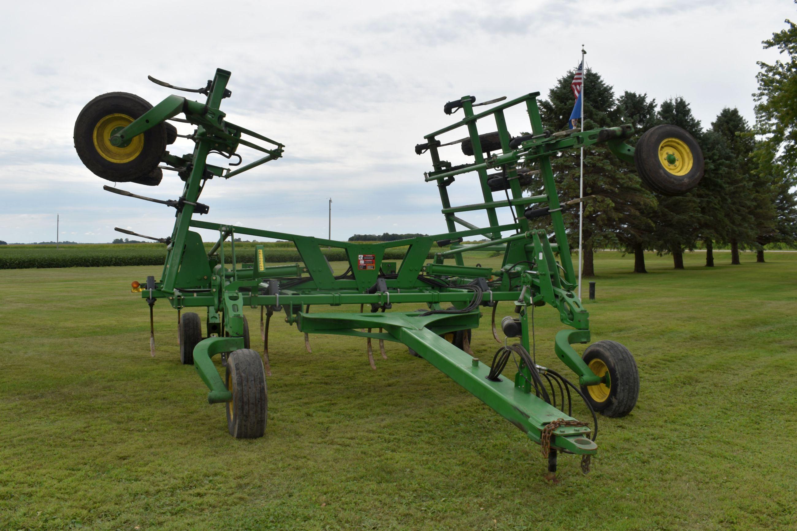 John Deere 2410 Chisel Plow, 33.5’, Big Gauge Wheels, H.D. Shanks, Like New, Walking Tandems, Floati