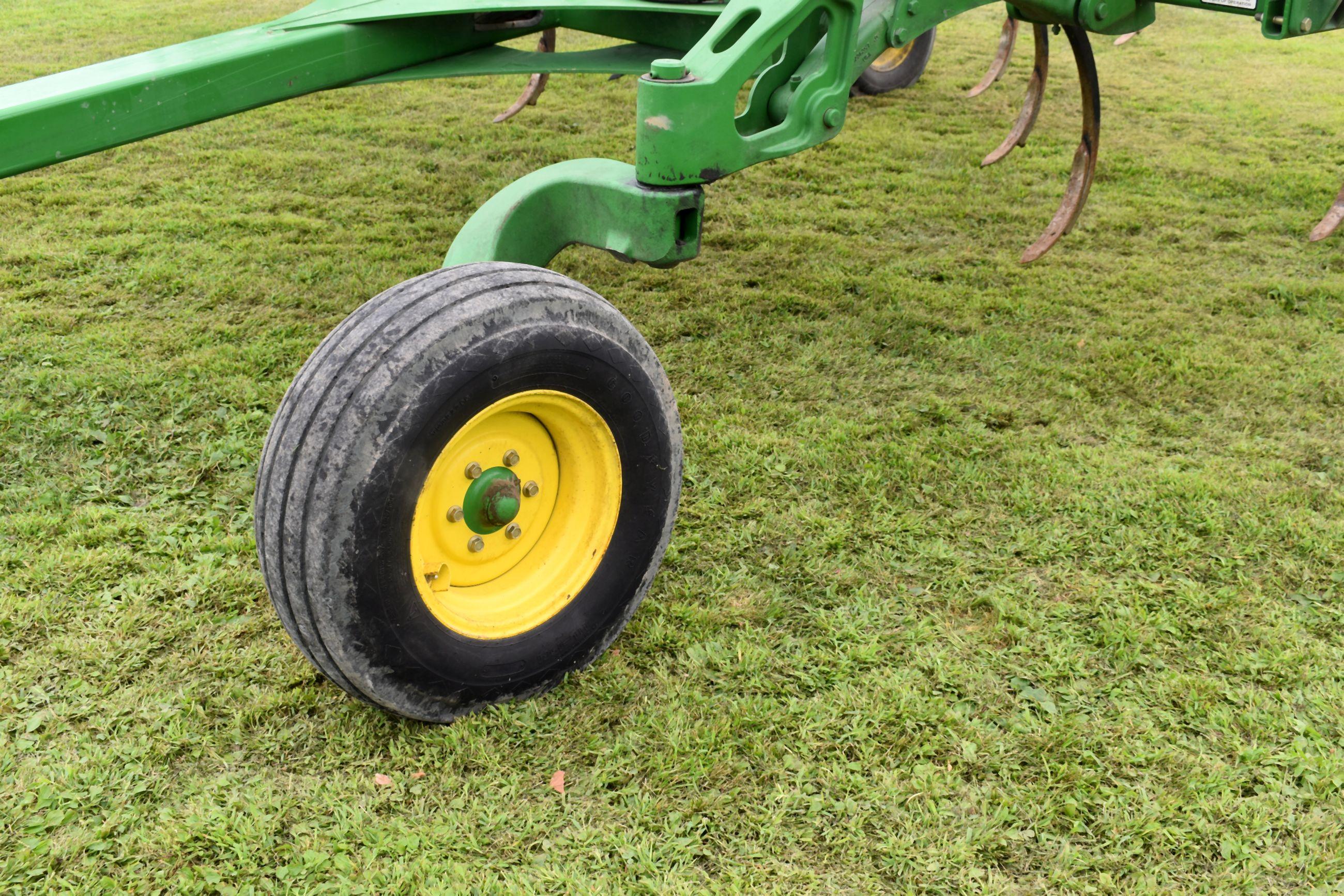 John Deere 2410 Chisel Plow, 33.5’, Big Gauge Wheels, H.D. Shanks, Like New, Walking Tandems, Floati