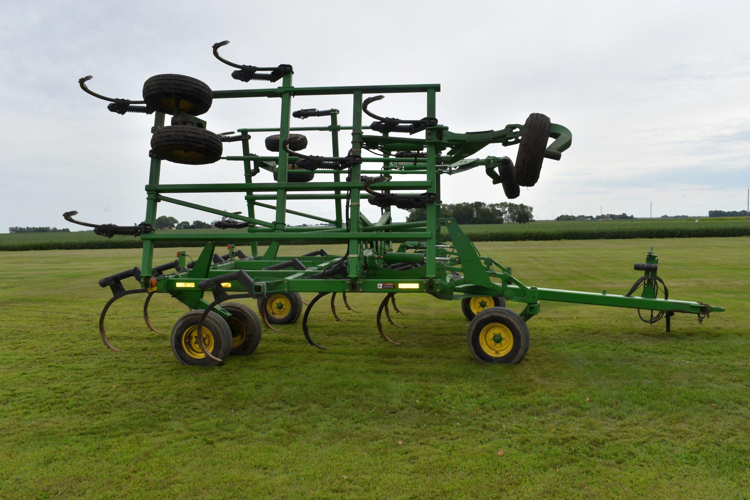 John Deere 2410 Chisel Plow, 33.5’, Big Gauge Wheels, H.D. Shanks, Like New, Walking Tandems, Floati