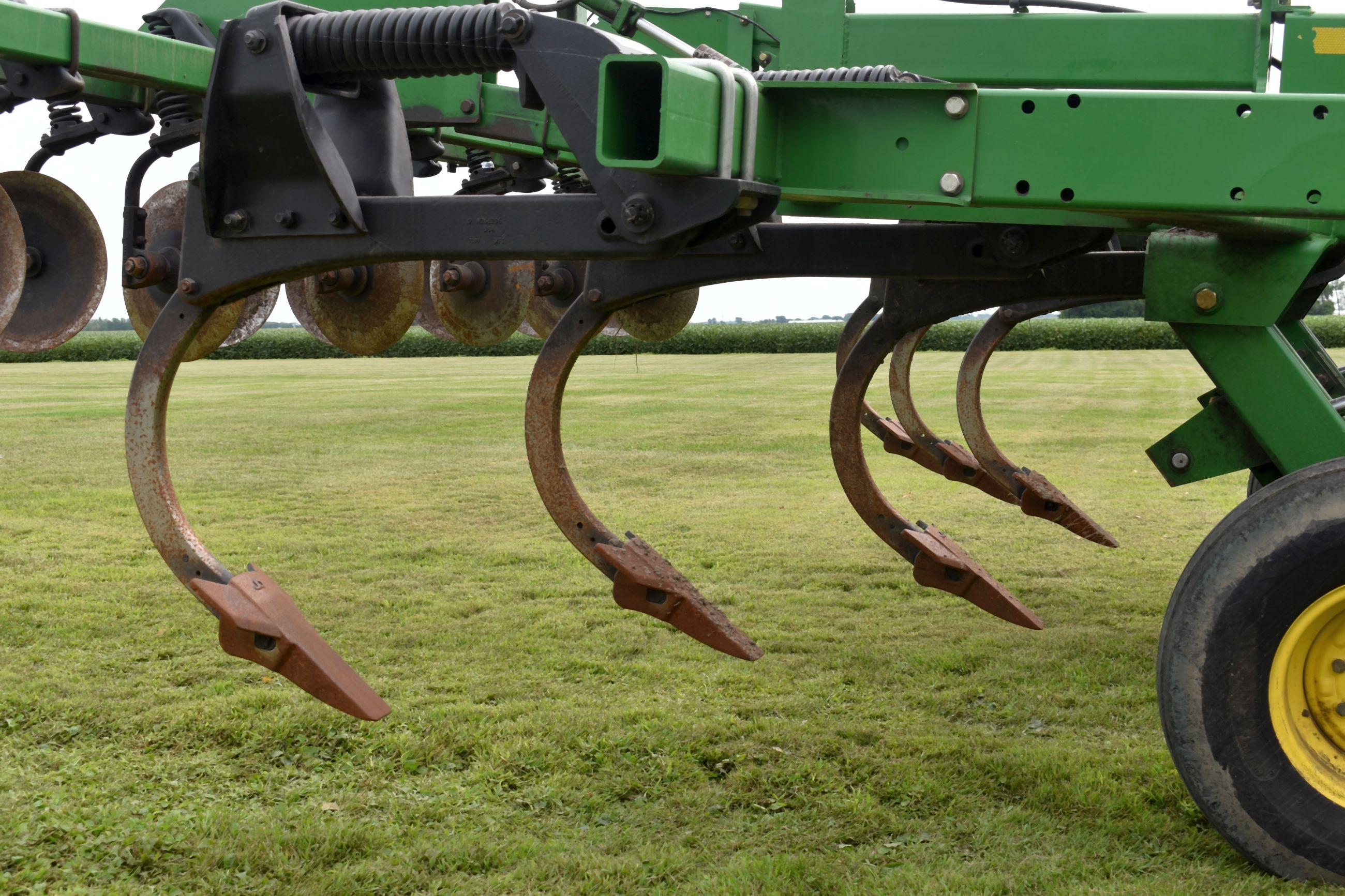 John Deere 2700 Ripper, 7 Shank, Depth Control, Hydraulic Rear Disc Leveler, Double Disc Front, Walk