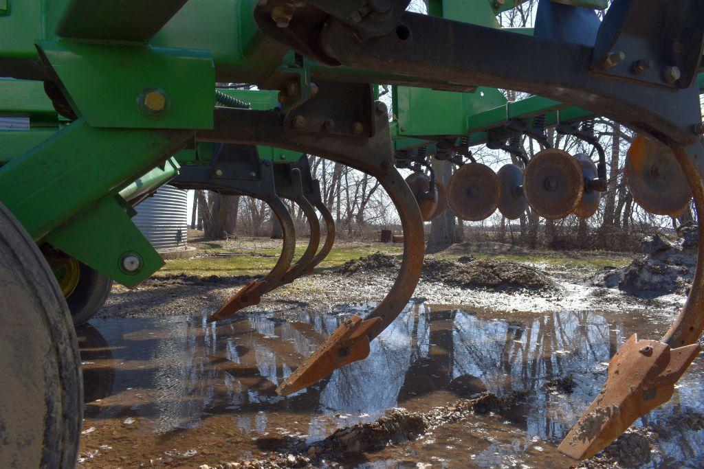 John Deere 2700 Ripper, 7 Shank, Depth Control, Hydraulic Rear Disc Leveler, Double Disc Front, Walk