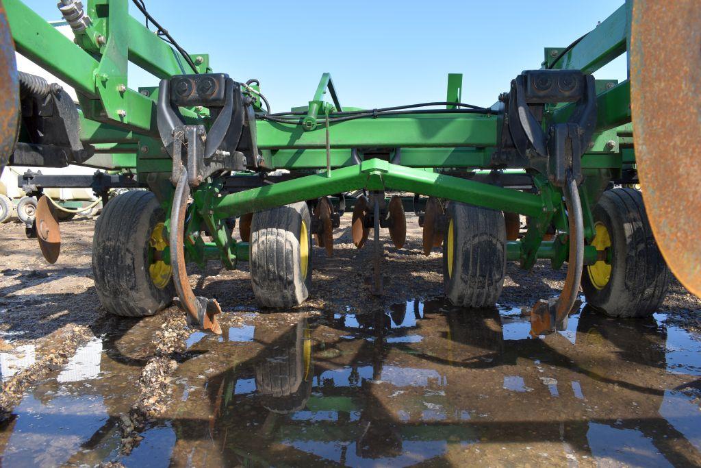 John Deere 2700 Ripper, 7 Shank, Depth Control, Hydraulic Rear Disc Leveler, Double Disc Front, Walk