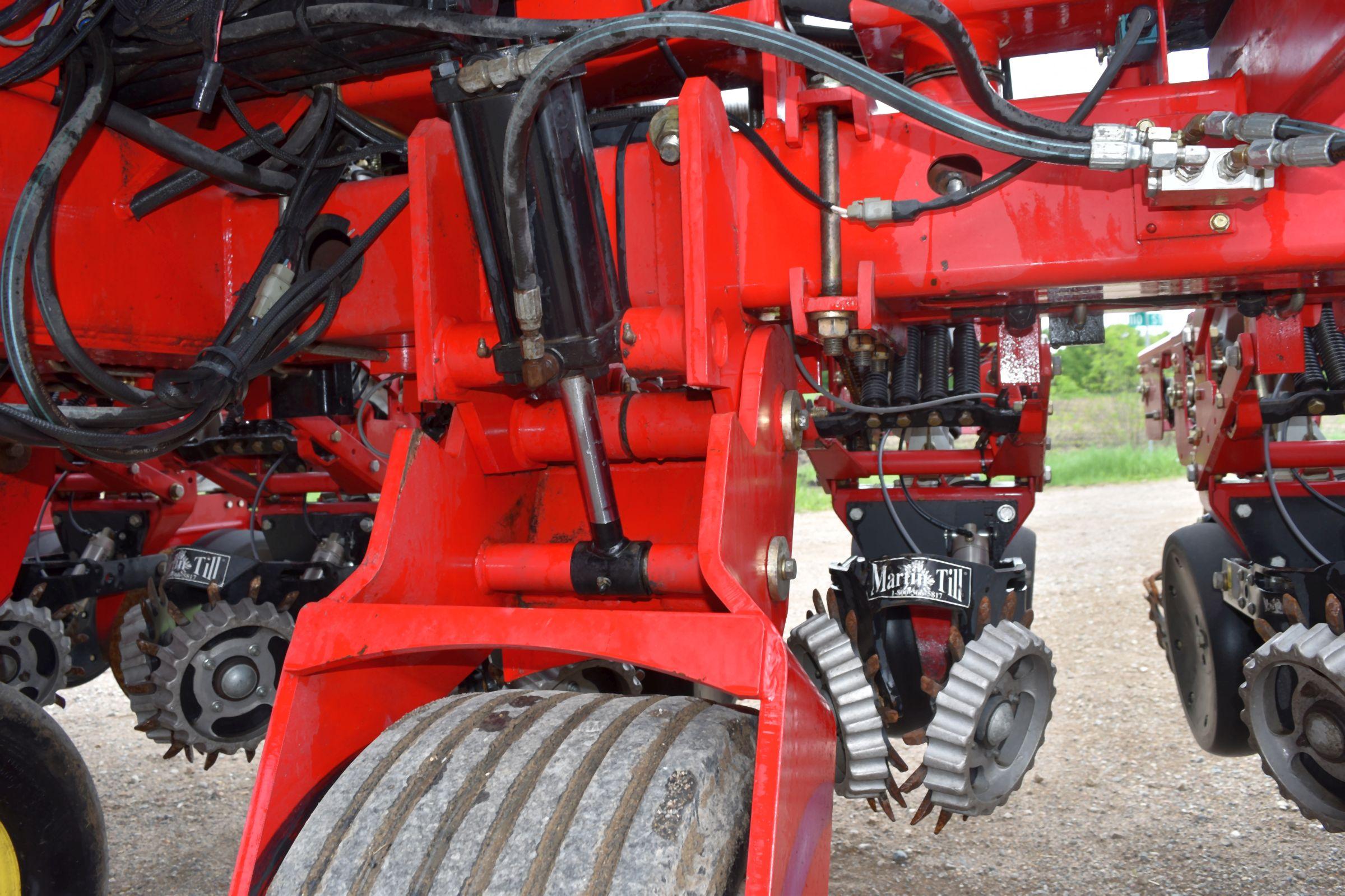 2013 Massey Ferguson 8520 Planter 24 Row, 22” Liquid Fertilizer, Insecticide, Center Fill, 20/20 Air