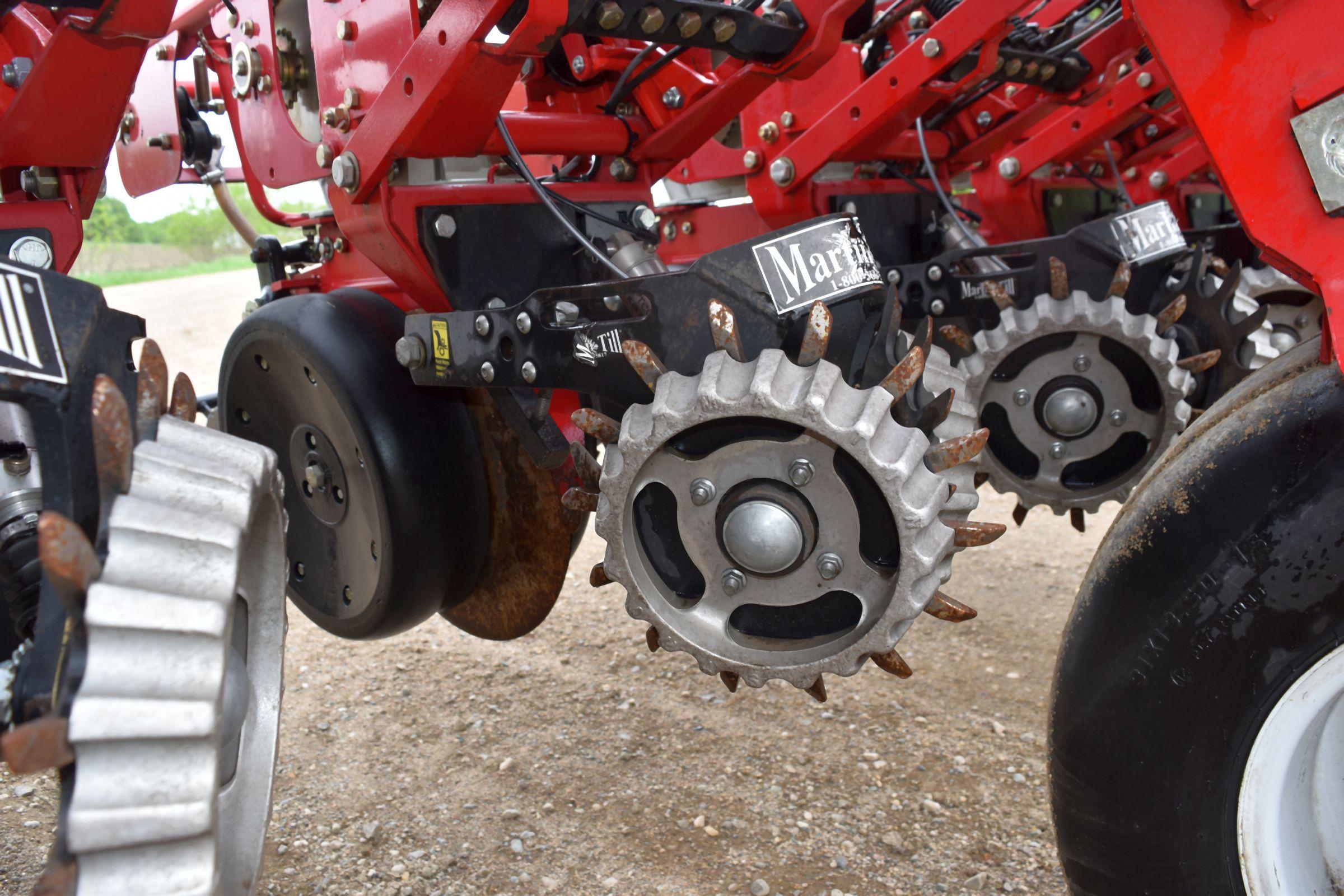 2013 Massey Ferguson 8520 Planter 24 Row, 22” Liquid Fertilizer, Insecticide, Center Fill, 20/20 Air