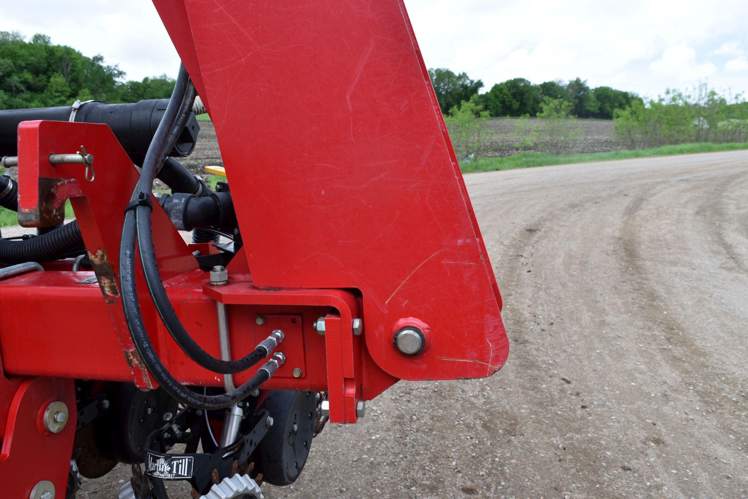 2013 Massey Ferguson 8520 Planter 24 Row, 22” Liquid Fertilizer, Insecticide, Center Fill, 20/20 Air