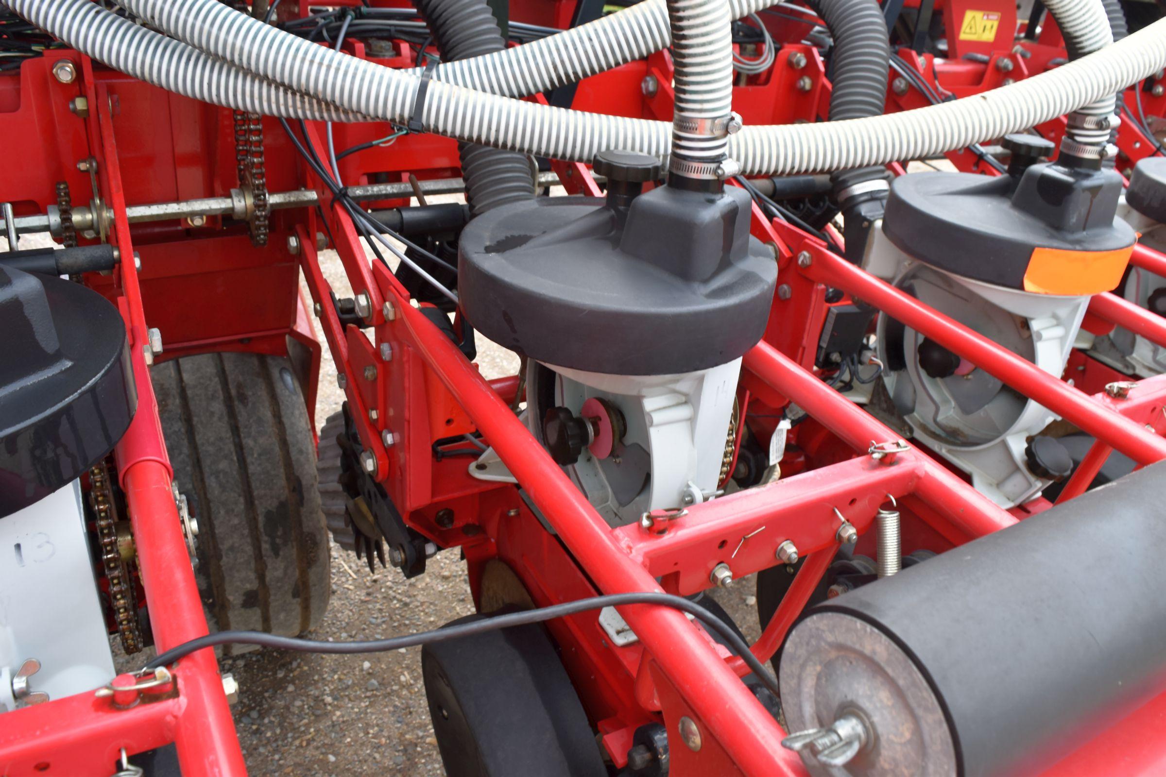 2013 Massey Ferguson 8520 Planter 24 Row, 22” Liquid Fertilizer, Insecticide, Center Fill, 20/20 Air