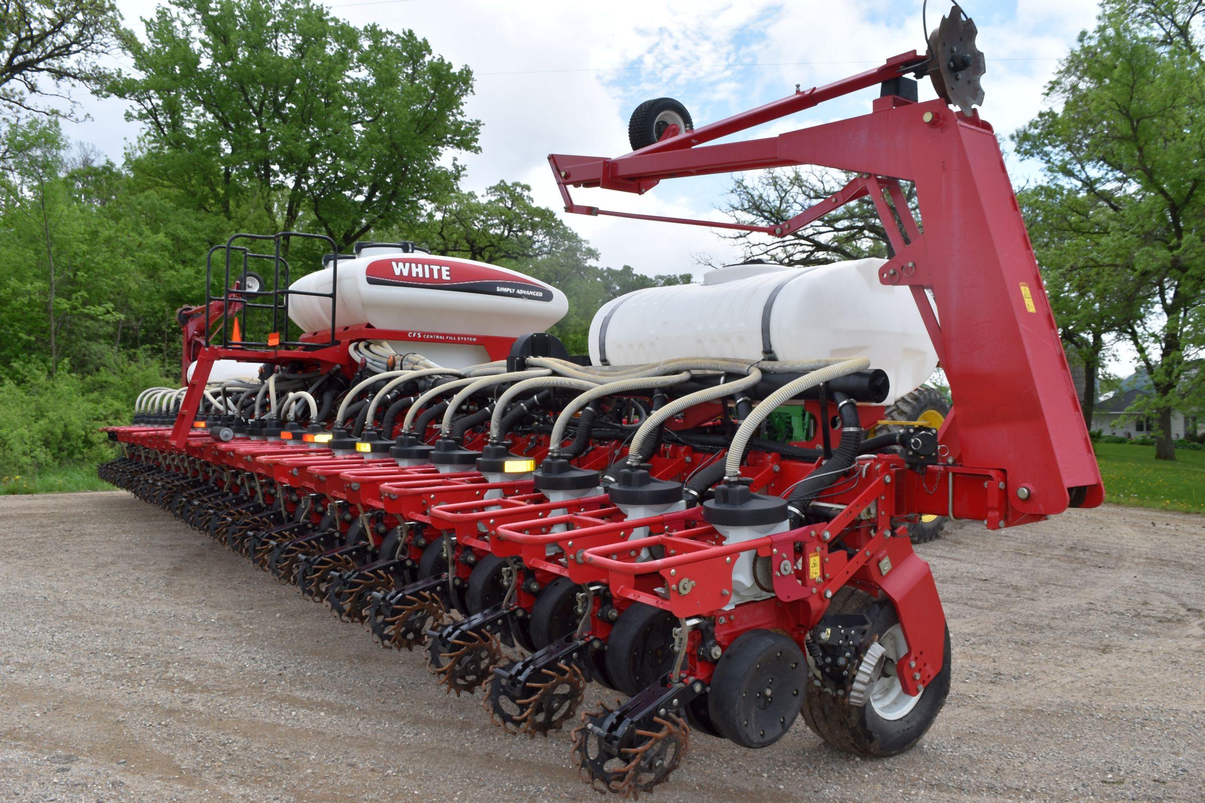 2013 Massey Ferguson 8520 Planter 24 Row, 22” Liquid Fertilizer, Insecticide, Center Fill, 20/20 Air