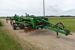 John Deere 2700 Riper 5 Shank, Double Disc Front, Rear Levelers, Hydraulic Adjust Front Disc & Rear