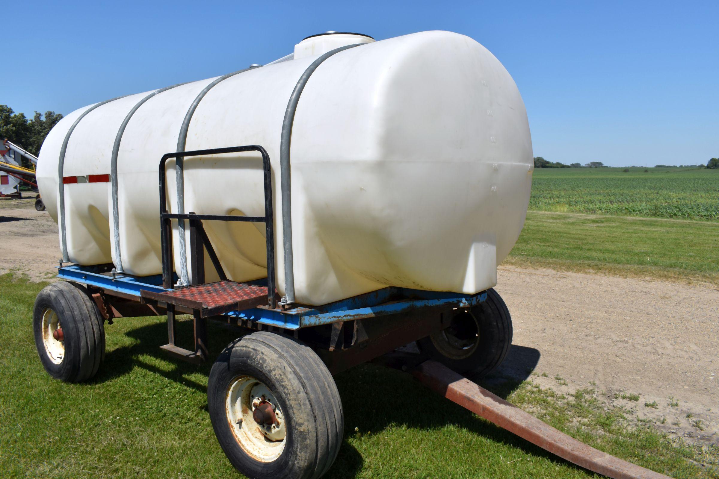 1600 Gallon Horizontal Poly Tank With Banjo Valve, On E-Z Trail 1072 Running Gear