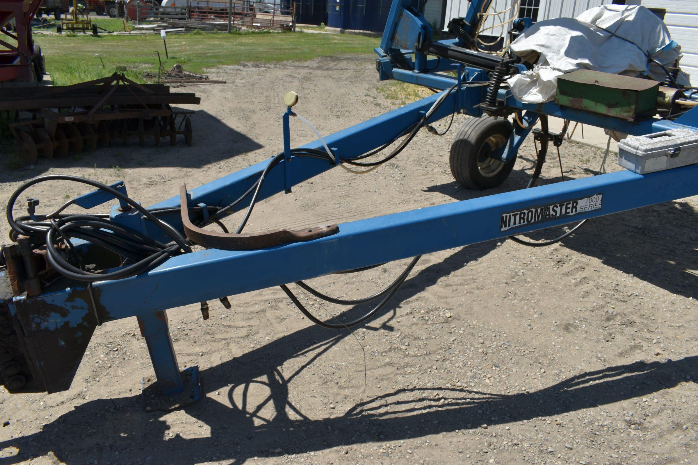 Nitro Master 7000 Series Applicator 17 Shank, 42.5’, Hiniker Cooler, Flow Meter Monitor, Rear Hitch