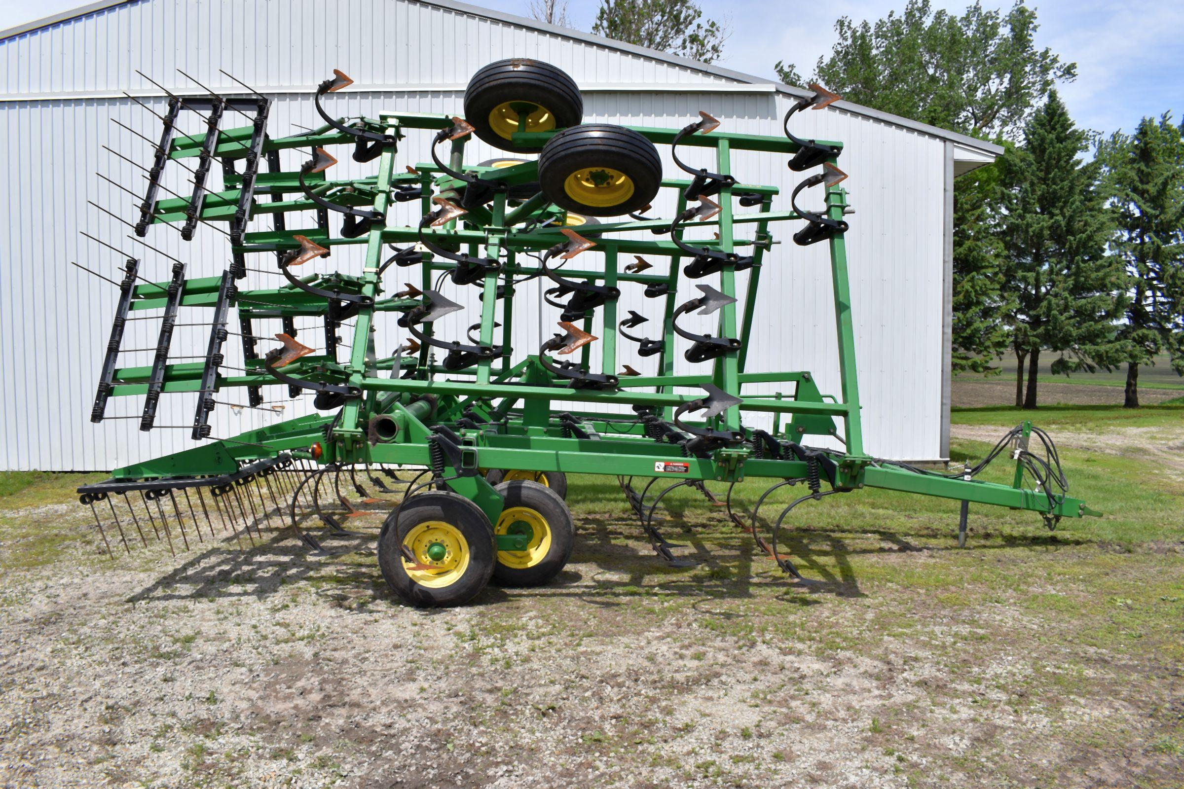 John Deere 980 Field Cultivator, 3 Bar Tine Harrow, 28.5’, Depth Control, 7.5” Sweeps, Knock On/Off,