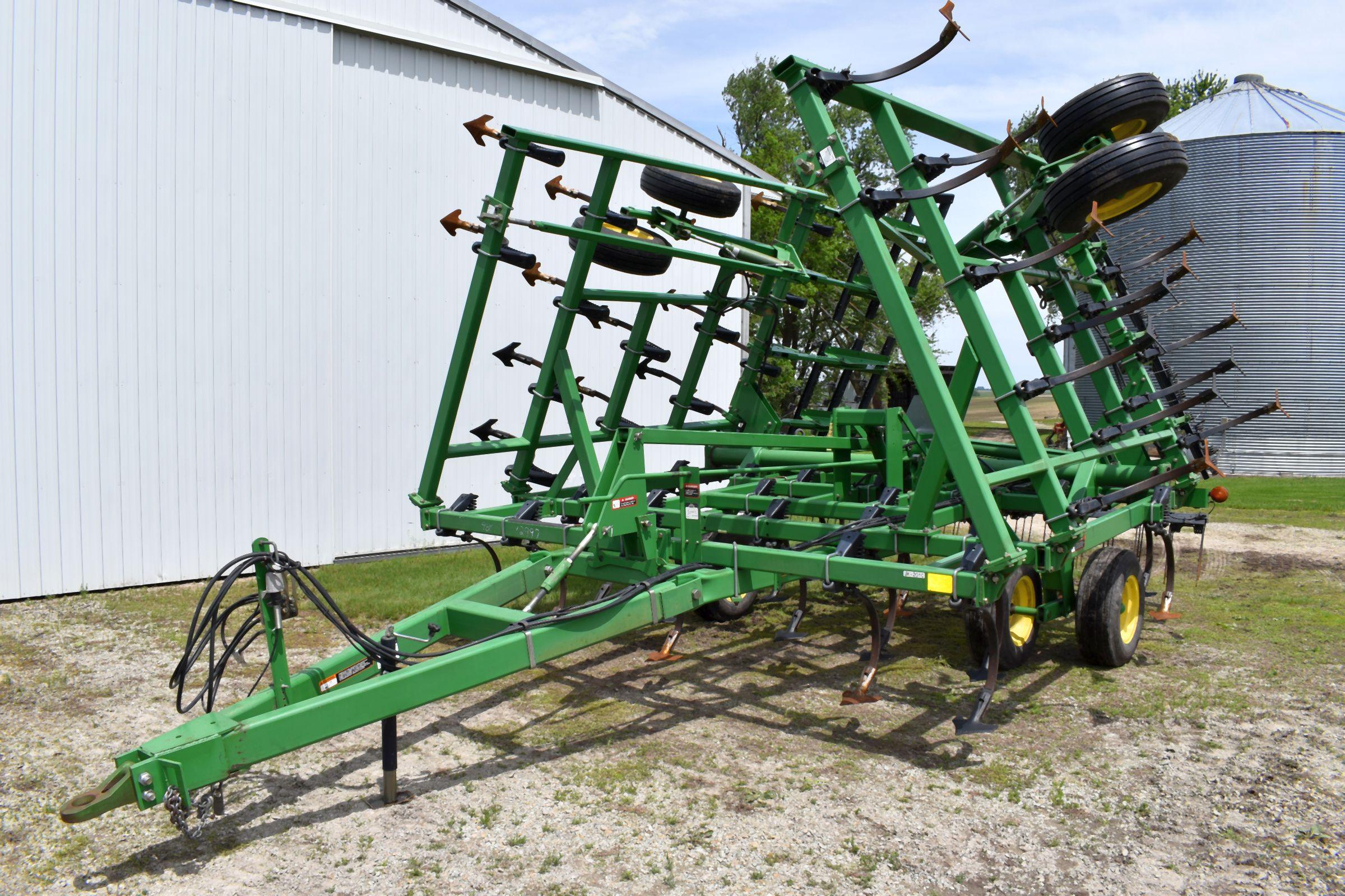 John Deere 980 Field Cultivator, 3 Bar Tine Harrow, 28.5’, Depth Control, 7.5” Sweeps, Knock On/Off,