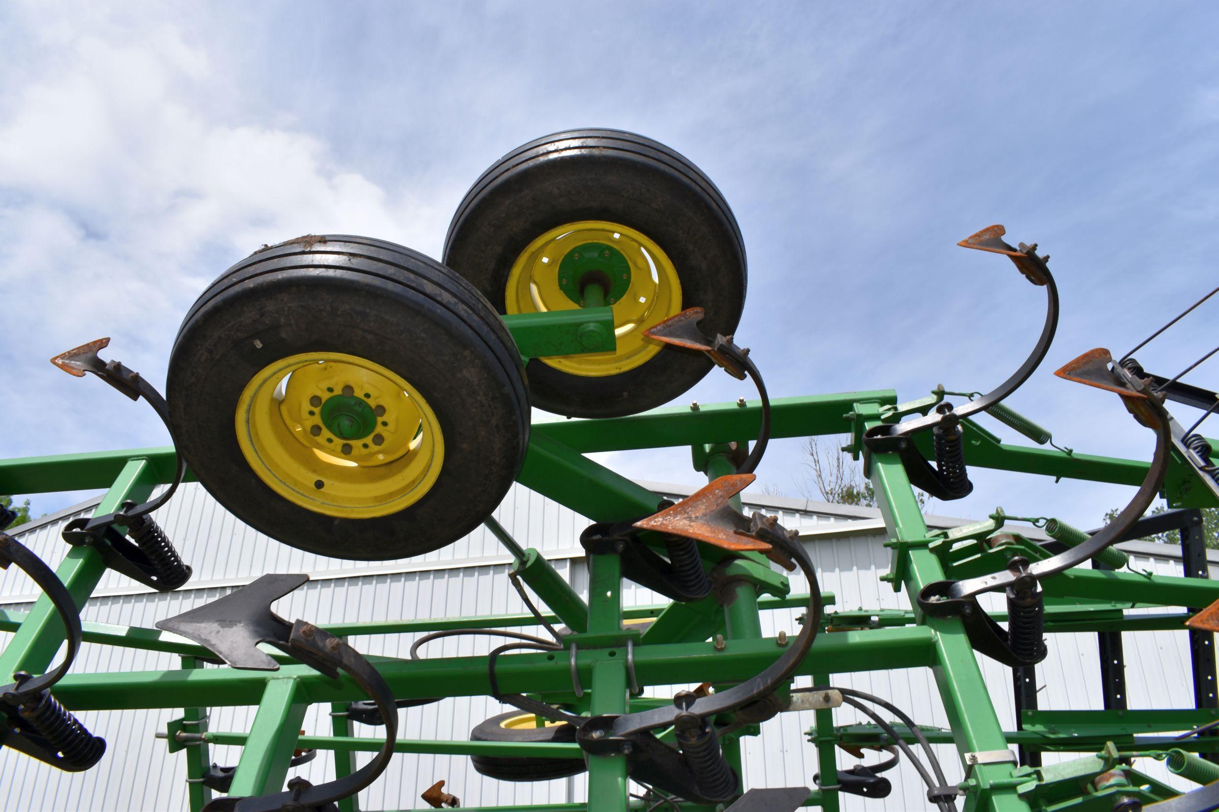 John Deere 980 Field Cultivator, 3 Bar Tine Harrow, 28.5’, Depth Control, 7.5” Sweeps, Knock On/Off,