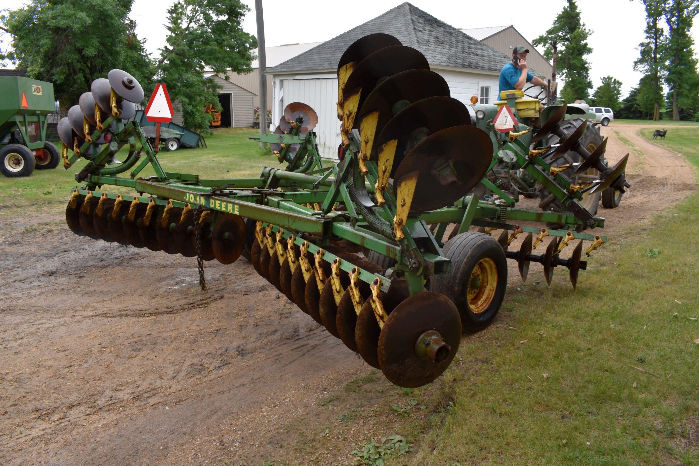 John Deere BWF Tandem Disc, 21.5’, Scrapers, Front Cone Disc, Tandem Wheels, In Transport No Lift Cy