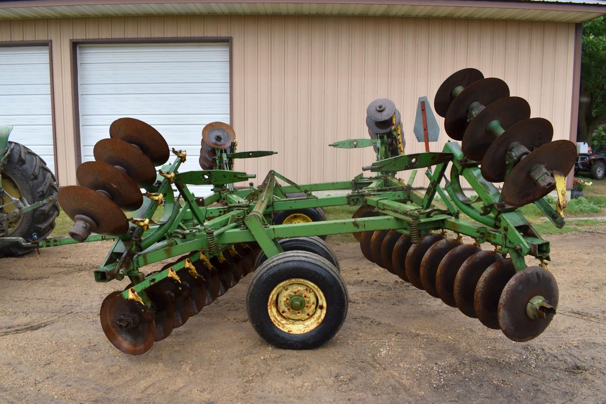 John Deere BWF Tandem Disc, 21.5’, Scrapers, Front Cone Disc, Tandem Wheels, In Transport No Lift Cy