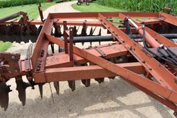 International 480 Disc 20.5', Notched Blades, Hydraulic Lift, Manual Fold Wings, Tandem Wheels