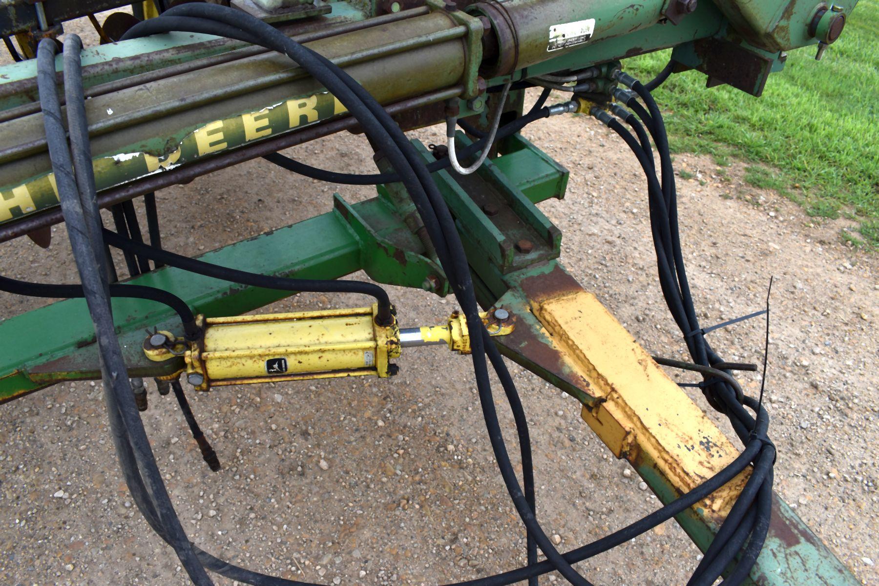 John Deere 220 Center Fold Tandem Disc, 20.5’, 21” Blades, Scrapers, Hydraulic Lift & Fold