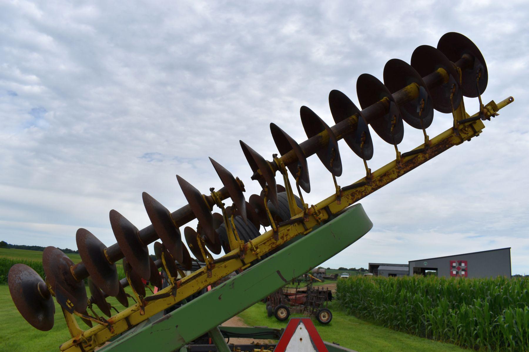 John Deere 220 Center Fold Tandem Disc, 20.5’, 21” Blades, Scrapers, Hydraulic Lift & Fold