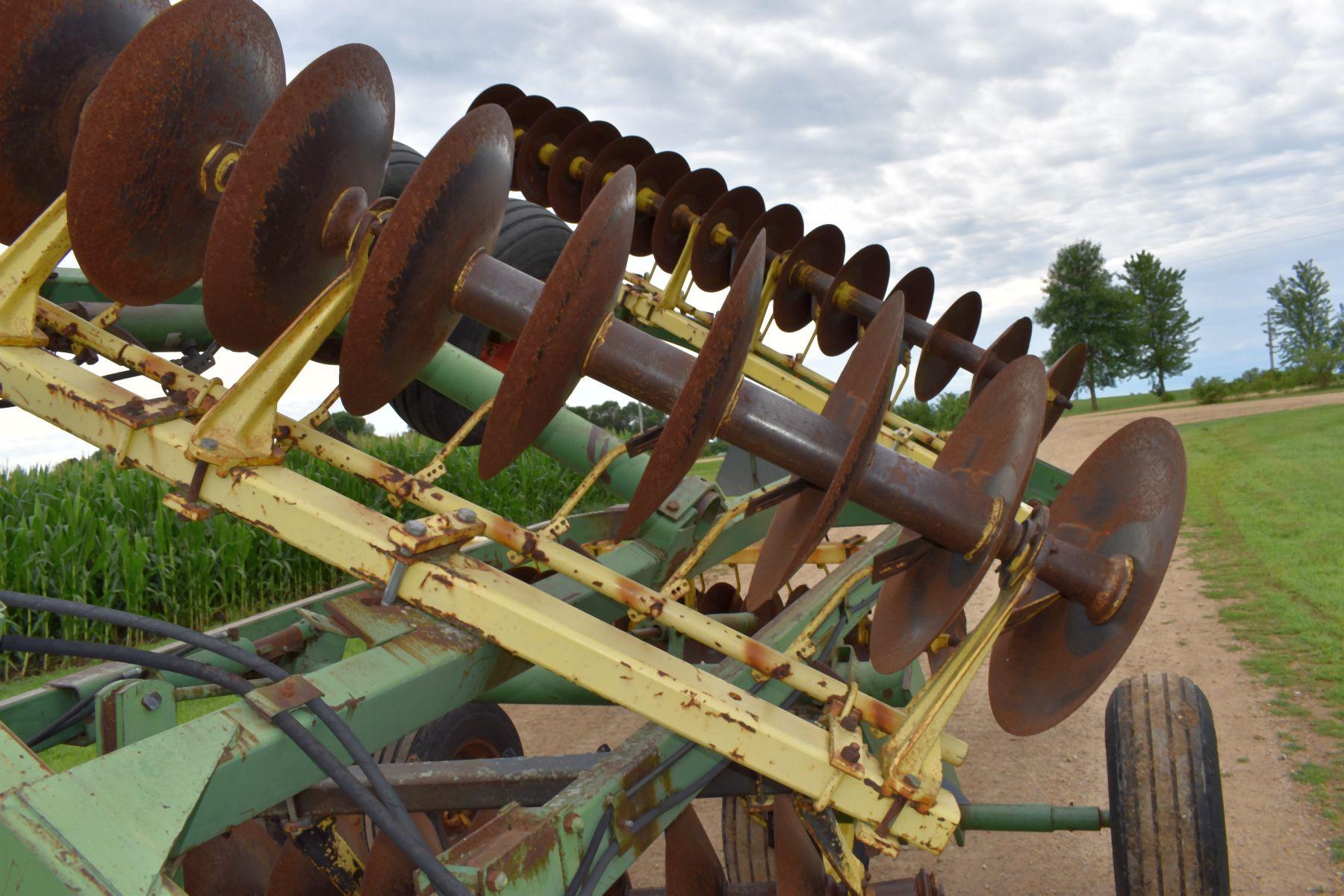 John Deere 220 Center Fold Tandem Disc, 20.5’, 21” Blades, Scrapers, Hydraulic Lift & Fold