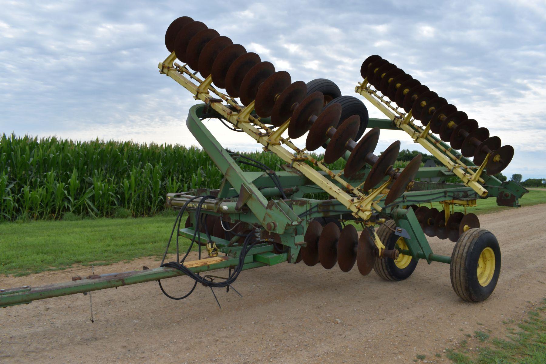 John Deere 220 Center Fold Tandem Disc, 20.5’, 21” Blades, Scrapers, Hydraulic Lift & Fold