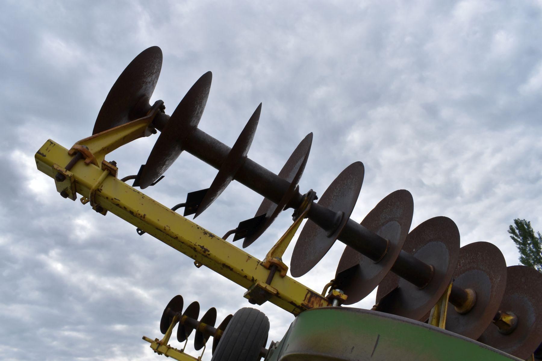 John Deere 220 Center Fold Tandem Disc, 20.5’, 21” Blades, Scrapers, Hydraulic Lift & Fold