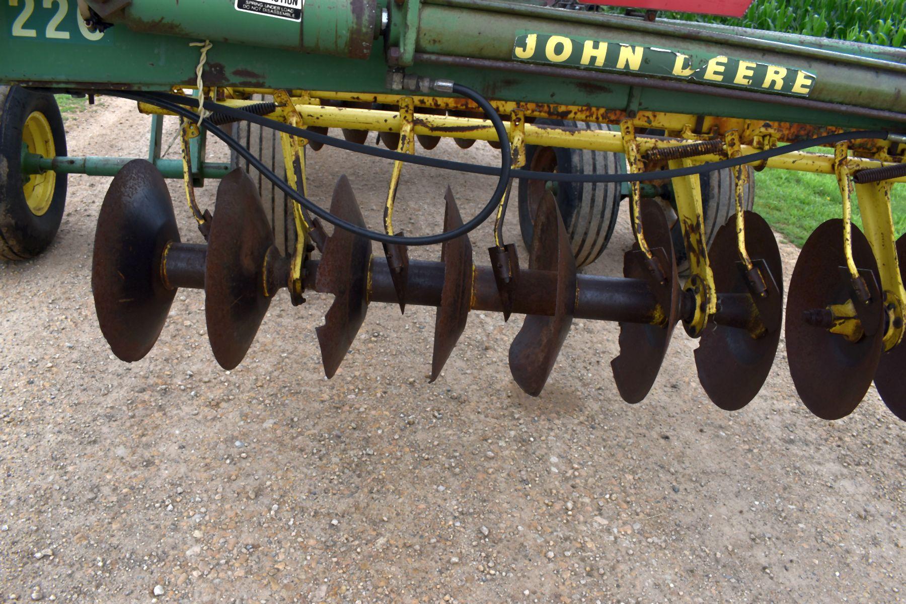 John Deere 220 Center Fold Tandem Disc, 20.5’, 21” Blades, Scrapers, Hydraulic Lift & Fold