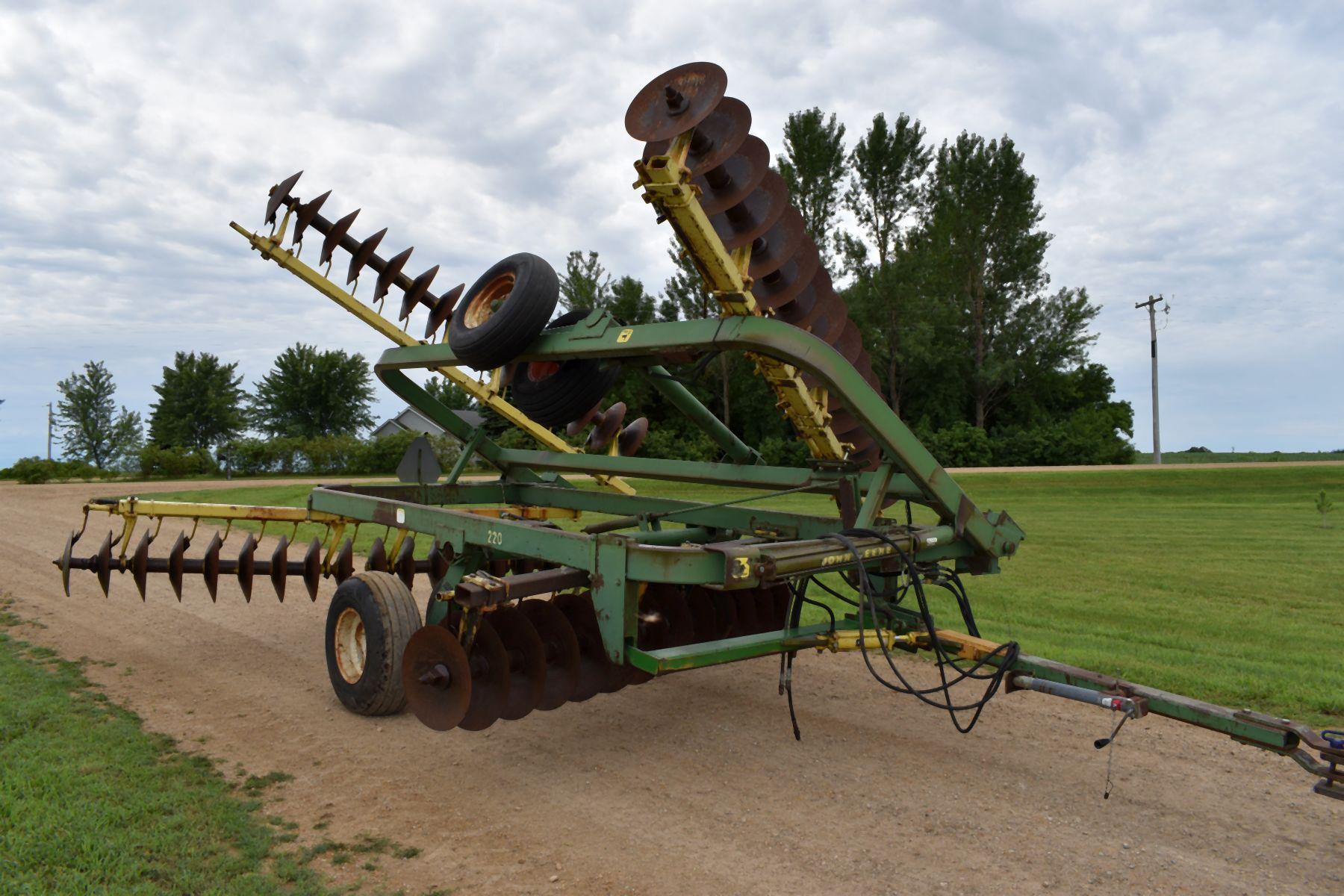 John Deere 220 Center Fold Tandem Disc, 20.5’, 21” Blades, Scrapers, Hydraulic Lift & Fold