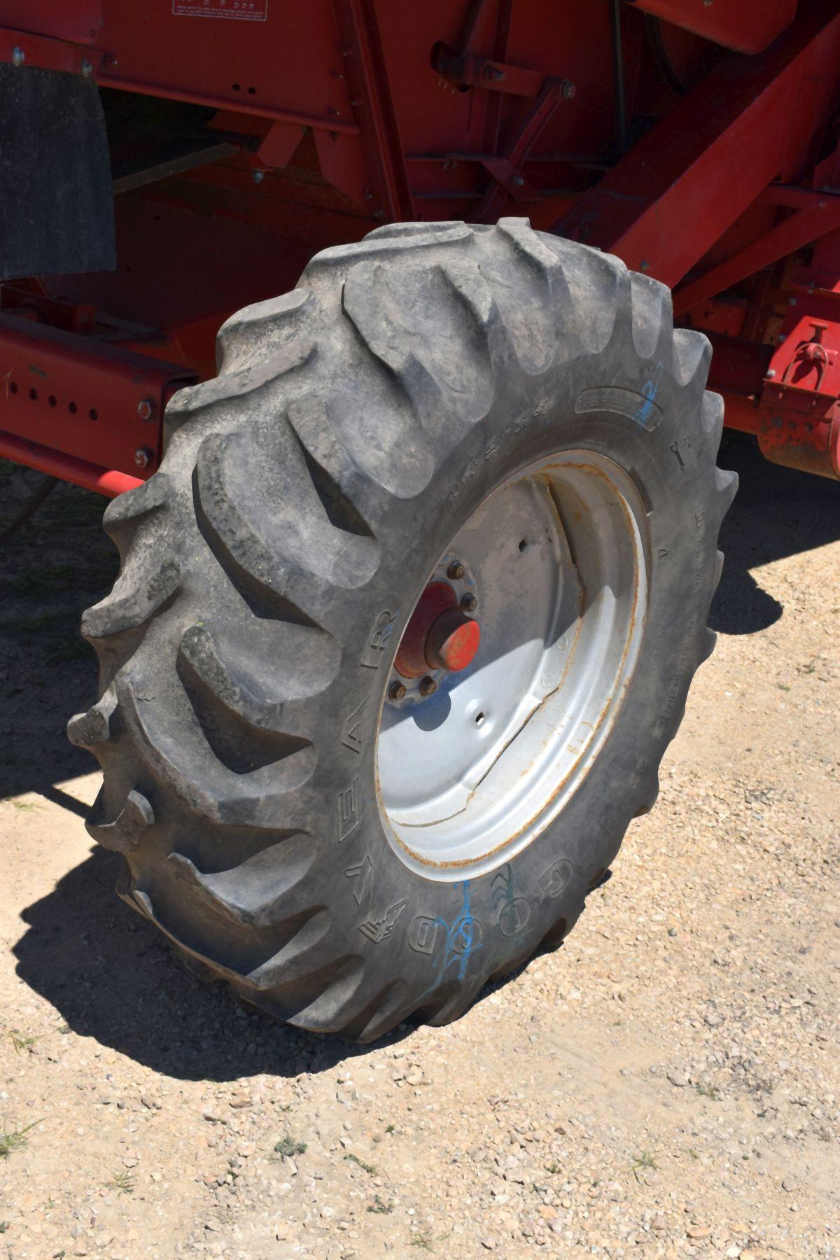 1986 Case IH 1660 Axial Flow Combine, 3646 Hours, 30.5x32 Tires, One New Tire, Chopper/Spreader, Roc