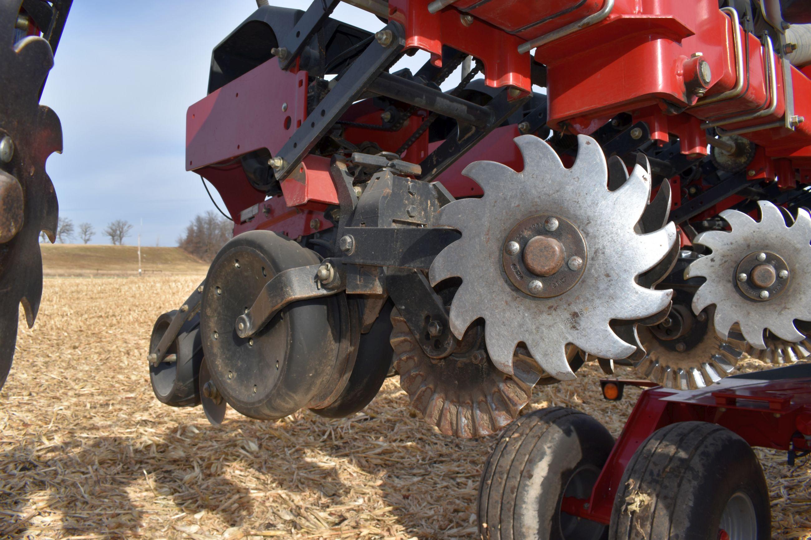 2011 Case IH 1240 Early Riser Planter, 16 Row 30” Center Pivot, Center Seed, 20/20 Air Force Precisi