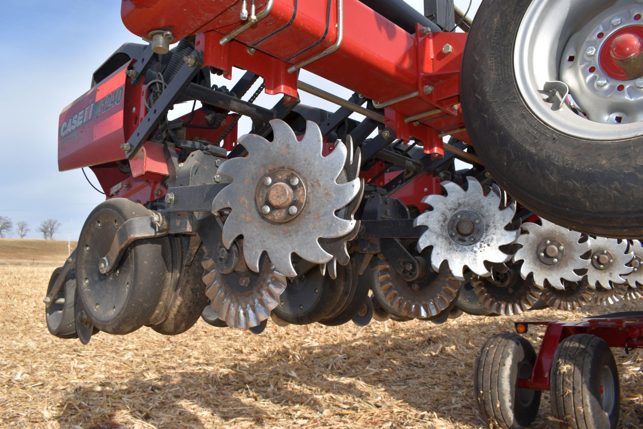 2011 Case IH 1240 Early Riser Planter, 16 Row 30” Center Pivot, Center Seed, 20/20 Air Force Precisi