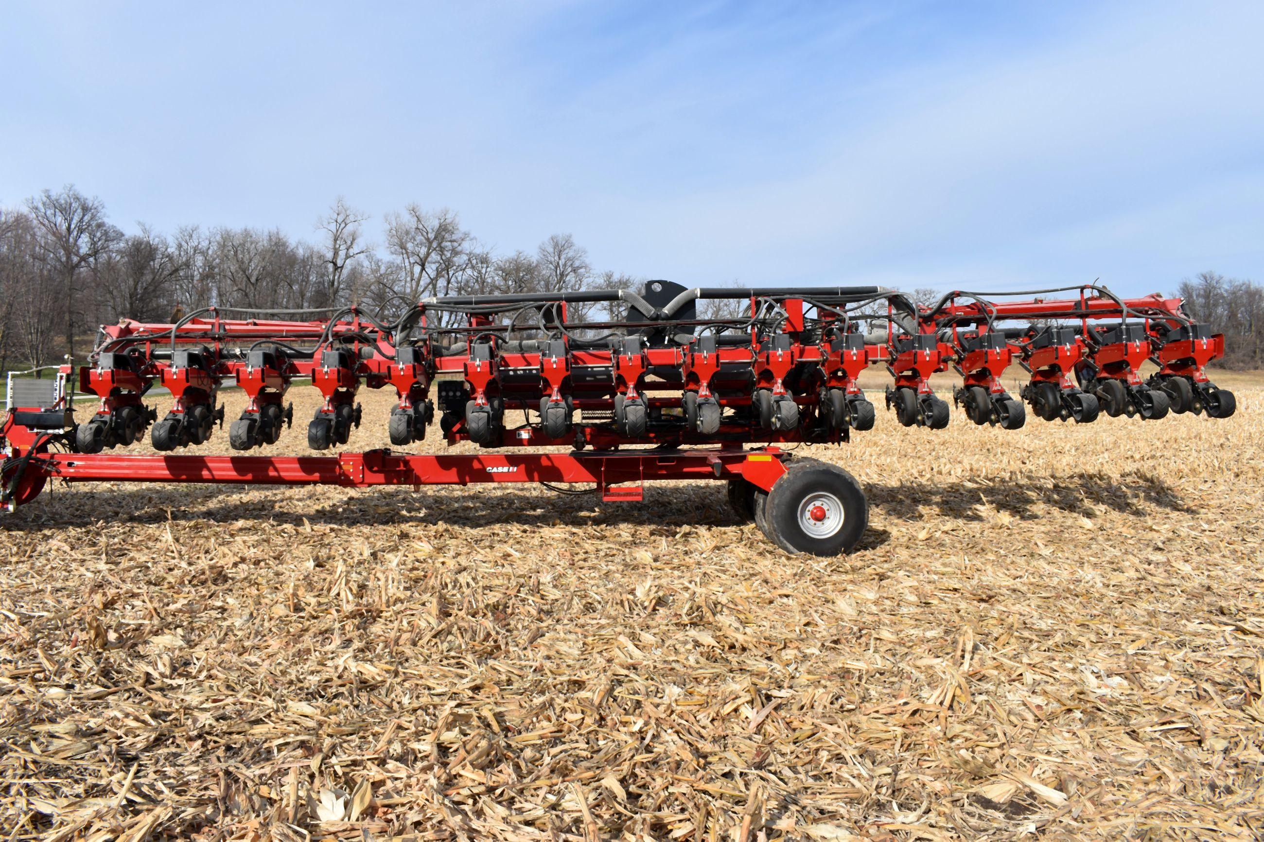 2011 Case IH 1240 Early Riser Planter, 16 Row 30” Center Pivot, Center Seed, 20/20 Air Force Precisi