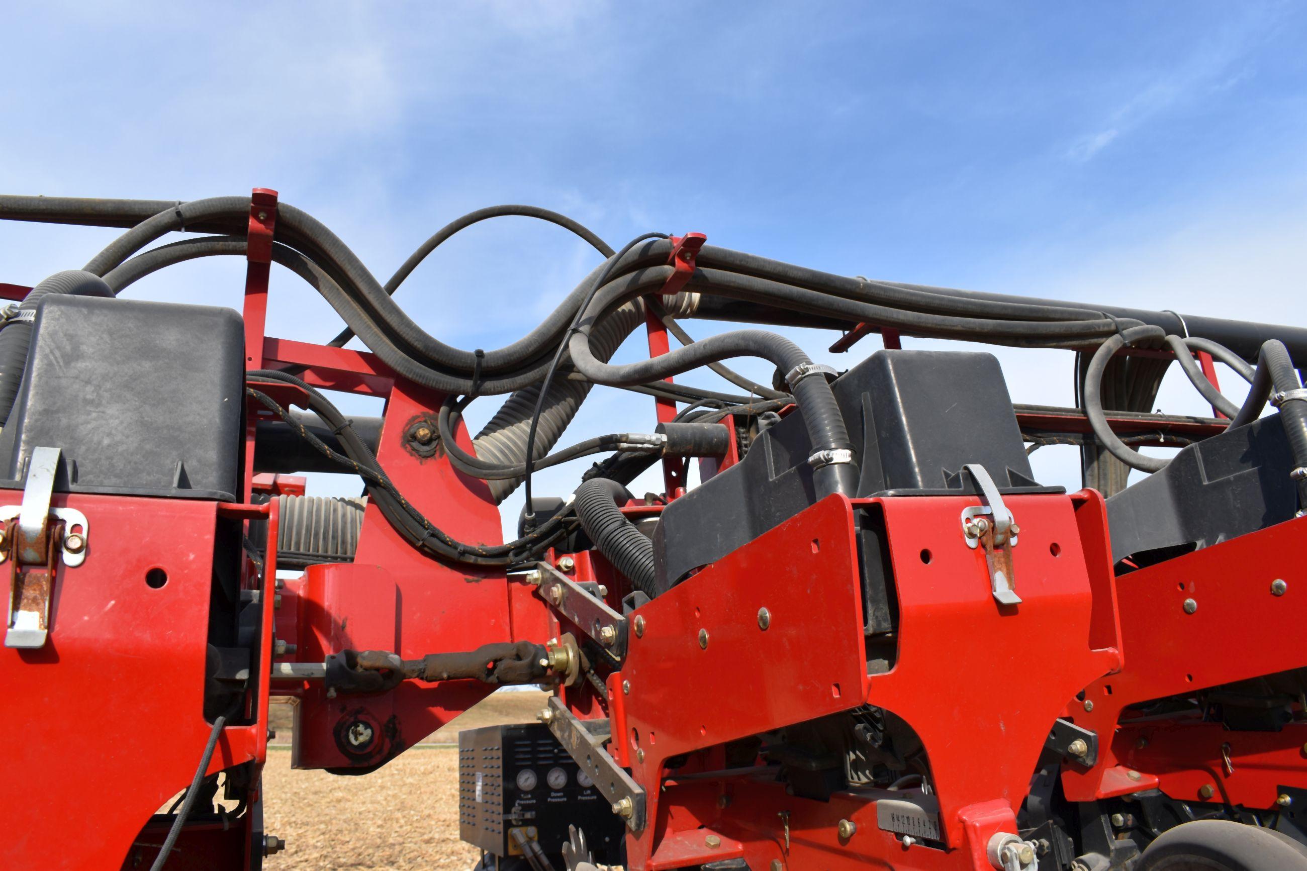 2011 Case IH 1240 Early Riser Planter, 16 Row 30” Center Pivot, Center Seed, 20/20 Air Force Precisi